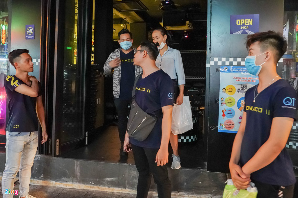 Tiệm massage tắt đèn, quán bar ở Bùi Viện đóng cửa đêm đầu tiên - Ảnh 6. Tiệm massage tắt đèn, quán bar ở Bùi Viện đóng cửa đêm đầu tiên - Ảnh 6.