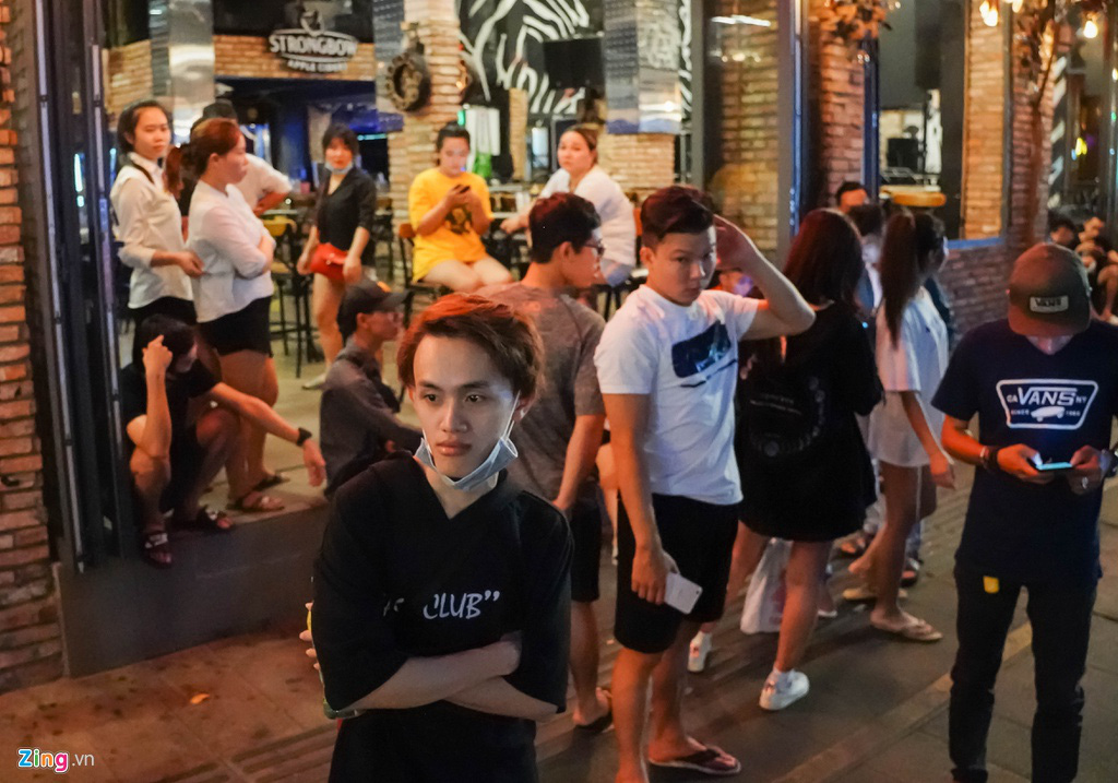 Tiệm massage tắt đèn, quán bar ở Bùi Viện đóng cửa đêm đầu tiên - Ảnh 7. Tiệm massage tắt đèn, quán bar ở Bùi Viện đóng cửa đêm đầu tiên - Ảnh 7.