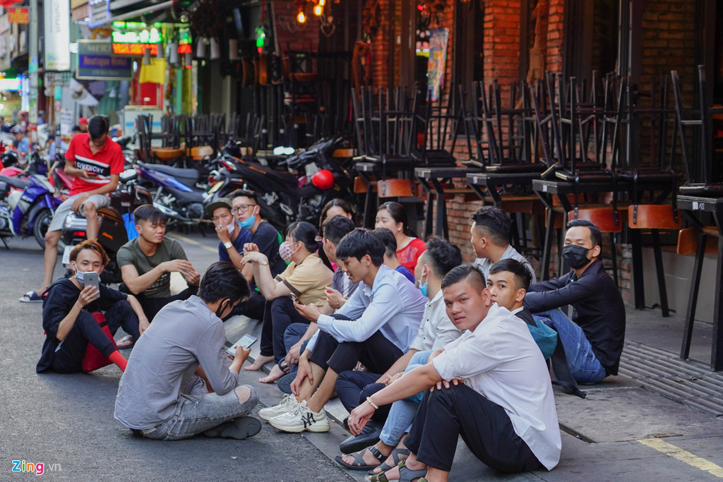 Tiệm massage tắt đèn, quán bar ở Bùi Viện đóng cửa đêm đầu tiên - Ảnh 8. Tiệm massage tắt đèn, quán bar ở Bùi Viện đóng cửa đêm đầu tiên - Ảnh 8.