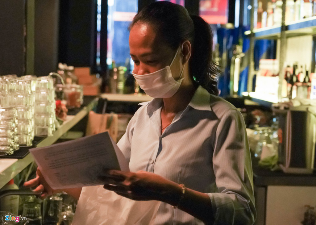 Tiệm massage tắt đèn, quán bar ở Bùi Viện đóng cửa đêm đầu tiên - Ảnh 4. Tiệm massage tắt đèn, quán bar ở Bùi Viện đóng cửa đêm đầu tiên - Ảnh 4.