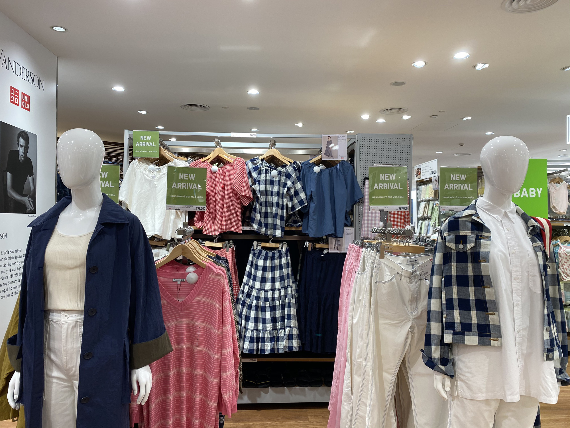 Uniqlo Hà Nội sau 1 tuần khai trương, khách hàng vẫn tới trải nghiệm mua sắm dù đang có dịch bệnh - Ảnh 12. Uniqlo Hà Nội sau 1 tuần khai trương, khách hàng vẫn tới trải nghiệm mua sắm dù đang có dịch bệnh - Ảnh 12.