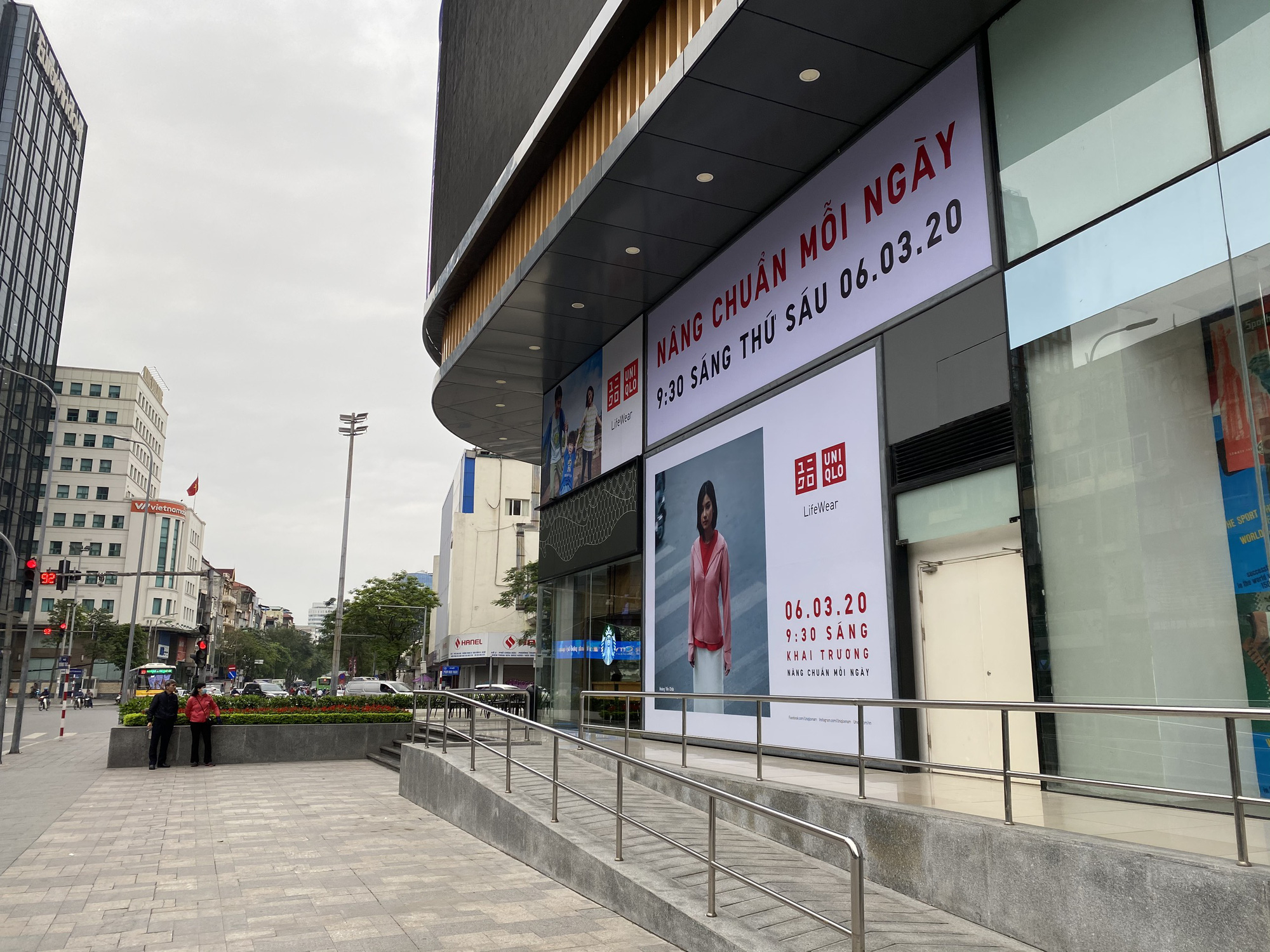 Uniqlo Hà Nội sau 1 tuần khai trương, khách hàng vẫn tới trải nghiệm mua sắm dù đang có dịch bệnh - Ảnh 2. Uniqlo Hà Nội sau 1 tuần khai trương, khách hàng vẫn tới trải nghiệm mua sắm dù đang có dịch bệnh - Ảnh 2.
