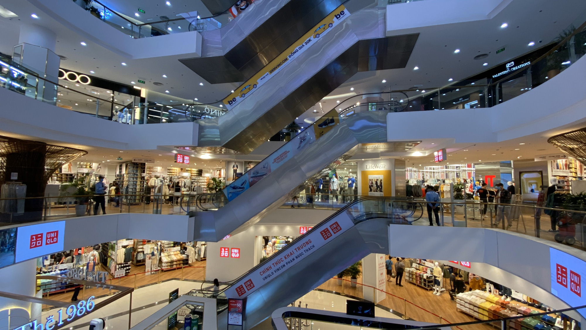 Uniqlo Hà Nội sau 1 tuần khai trương, khách hàng vẫn tới trải nghiệm mua sắm dù đang có dịch bệnh - Ảnh 10. Uniqlo Hà Nội sau 1 tuần khai trương, khách hàng vẫn tới trải nghiệm mua sắm dù đang có dịch bệnh - Ảnh 10.