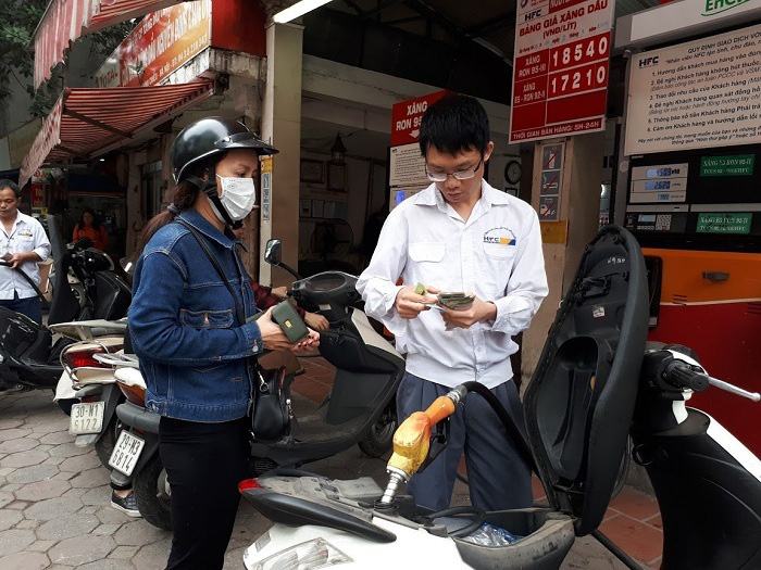 Giảm tối đa hơn 2.500 đồng/lít, giá xăng xuống sát 15.000 đồng/lít - Ảnh 1. Giảm tối đa hơn 2.500 đồng/lít, giá xăng xuống sát 15.000 đồng/lít - Ảnh 1.