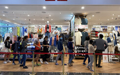 Uniqlo Hà Nội 1 tuần khai trương giữa dịch Covid-19, khách thủ đô vẫn xếp hàng đo thân nhiệt, đeo khẩu trang sắm quần áo mới