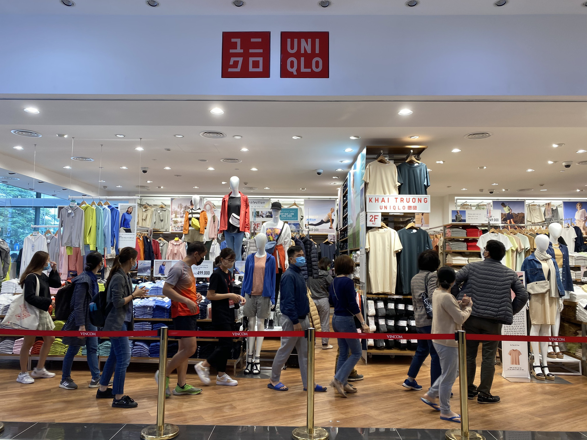 Uniqlo Hà Nội sau 1 tuần khai trương, khách hàng vẫn tới trải nghiệm mua sắm dù đang có dịch bệnh - Ảnh 1. Uniqlo Hà Nội sau 1 tuần khai trương, khách hàng vẫn tới trải nghiệm mua sắm dù đang có dịch bệnh - Ảnh 1.