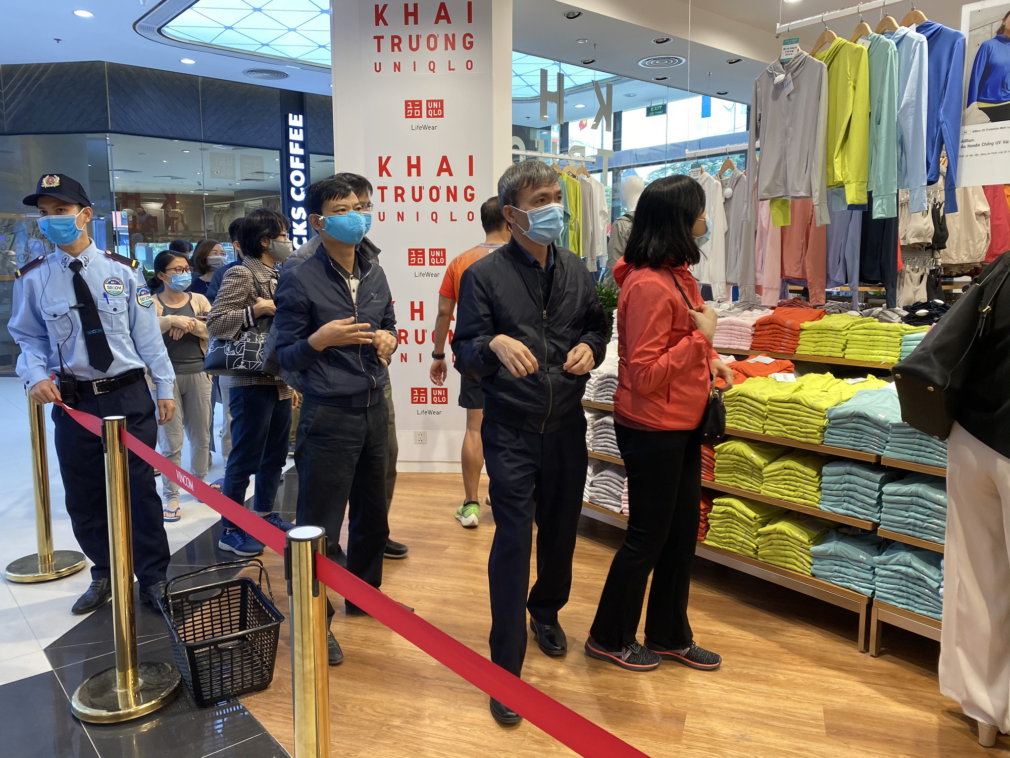 Uniqlo Hà Nội sau 1 tuần khai trương, khách hàng vẫn tới trải nghiệm mua sắm dù đang có dịch bệnh - Ảnh 4. Uniqlo Hà Nội sau 1 tuần khai trương, khách hàng vẫn tới trải nghiệm mua sắm dù đang có dịch bệnh - Ảnh 4.