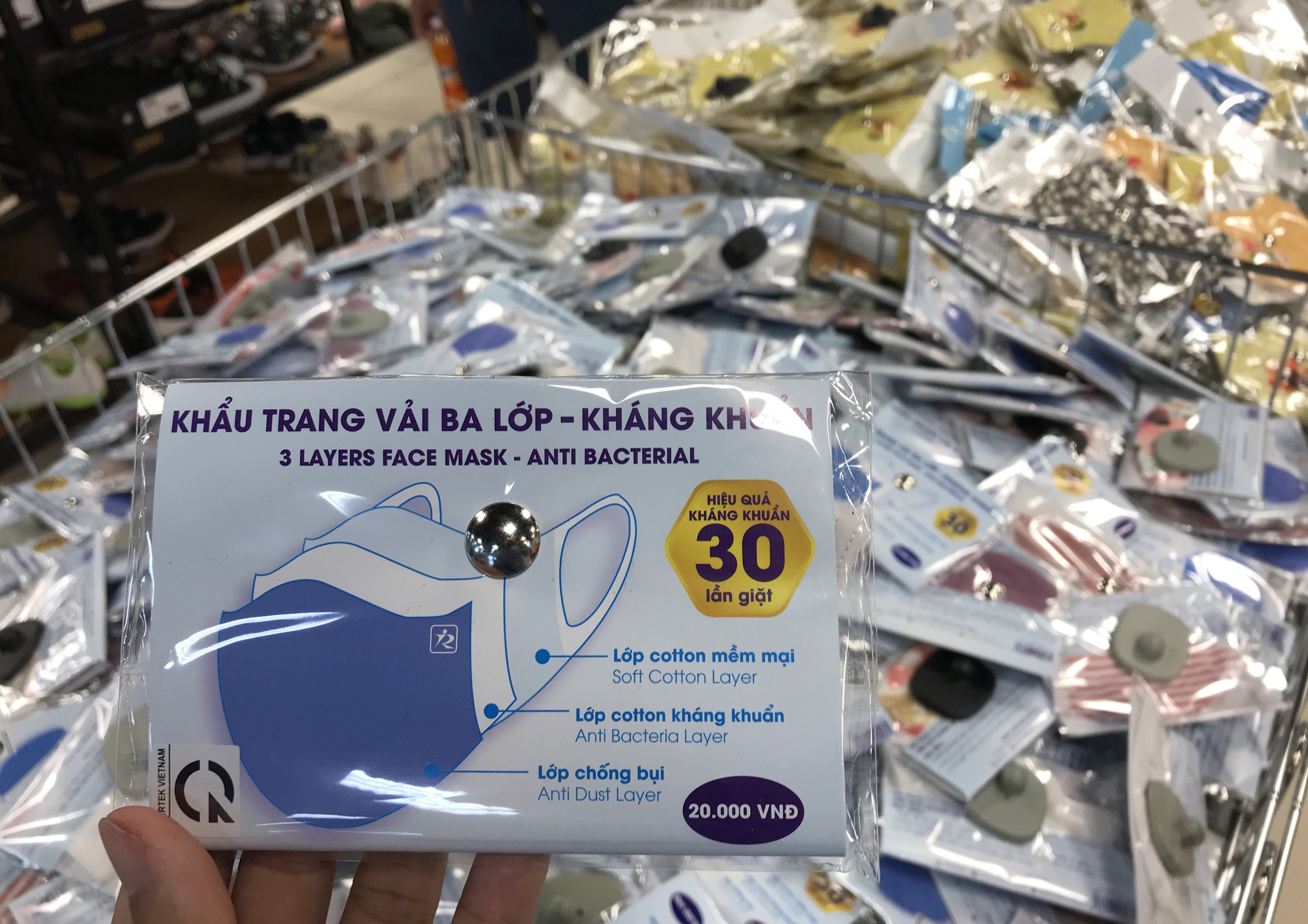 Vinatex sản xuất 25 triệu khẩu trang phòng Covid-19, chính thức bán khẩu trang vừa kháng khuẩn vừa kháng nước giá 12.000 đồng - Ảnh 3. Vinatex sản xuất 25 triệu khẩu trang phòng Covid-19, chính thức bán khẩu trang vừa kháng khuẩn vừa kháng nước giá 12.000 đồng - Ảnh 3.