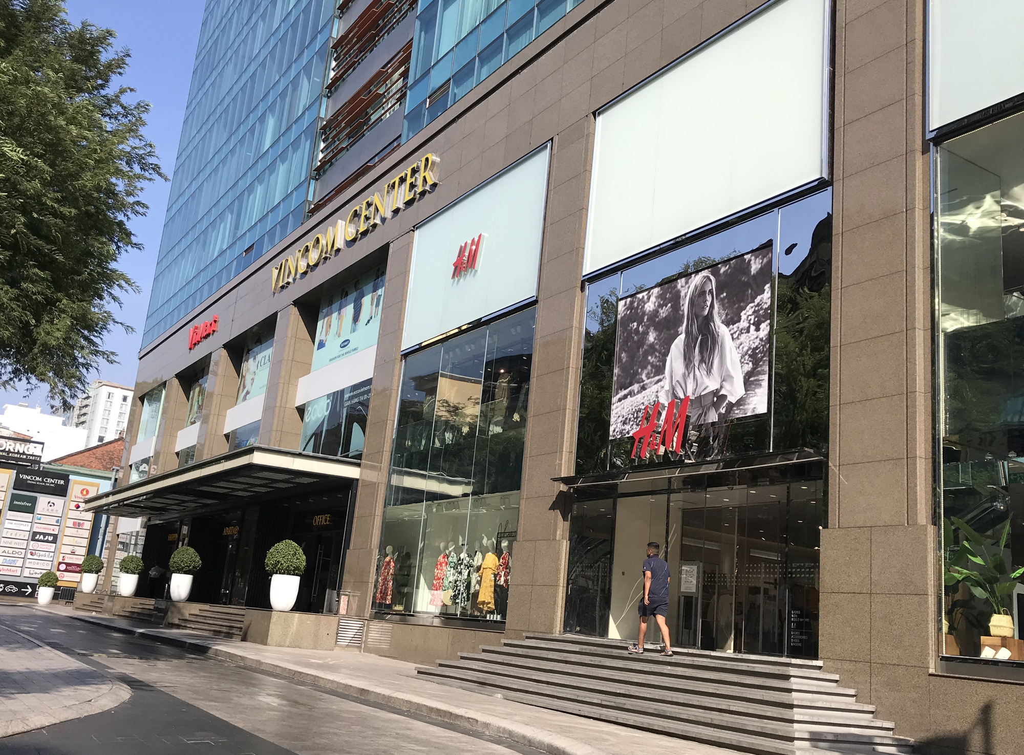 Liên tiếp xuất hiện ca nhiễm Covid-19, đường Sài Gòn vắng tanh, Vincom Đồng Khởi không một bóng người - Ảnh 9. Liên tiếp xuất hiện ca nhiễm Covid-19, đường Sài Gòn vắng tanh, Vincom Đồng Khởi không một bóng người - Ảnh 9.