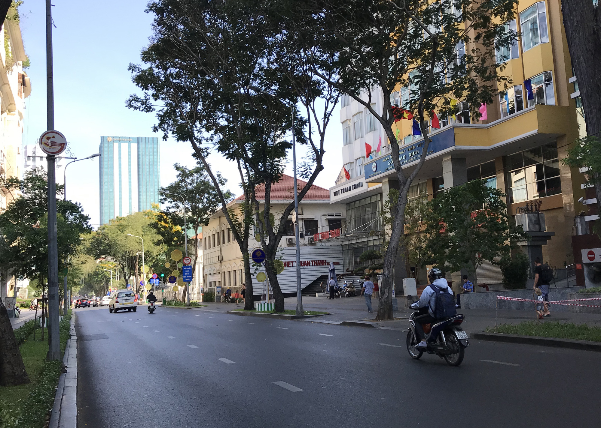 Liên tiếp xuất hiện ca nhiễm Covid-19, đường Sài Gòn vắng tanh, Vincom Đồng Khởi không một bóng người - Ảnh 1. Liên tiếp xuất hiện ca nhiễm Covid-19, đường Sài Gòn vắng tanh, Vincom Đồng Khởi không một bóng người - Ảnh 1.