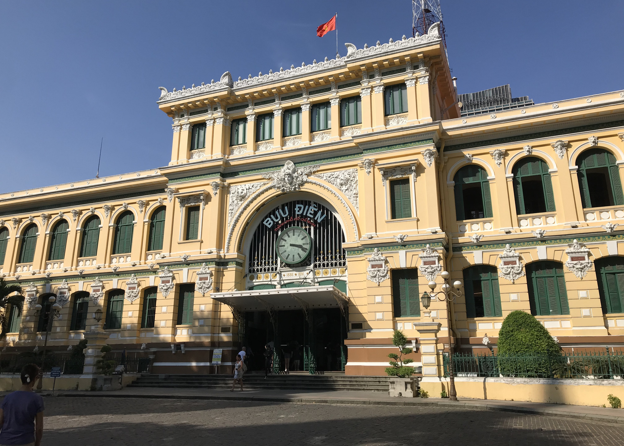 Liên tiếp xuất hiện ca nhiễm Covid-19, đường Sài Gòn vắng tanh, Vincom Đồng Khởi không một bóng người - Ảnh 5. Liên tiếp xuất hiện ca nhiễm Covid-19, đường Sài Gòn vắng tanh, Vincom Đồng Khởi không một bóng người - Ảnh 5.