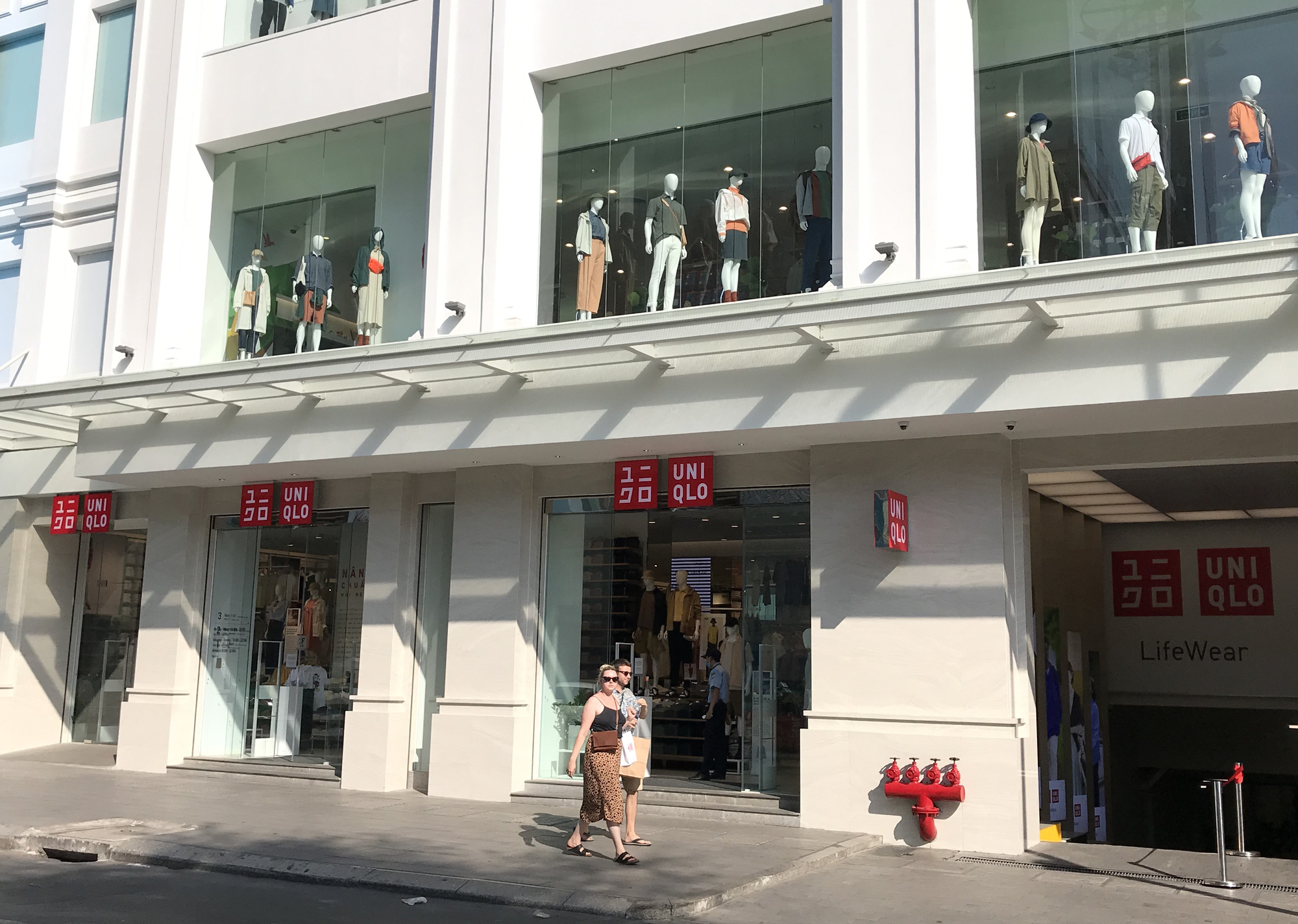 Liên tiếp xuất hiện ca nhiễm Covid-19, đường Sài Gòn vắng tanh, Vincom Đồng Khởi không một bóng người - Ảnh 2. Liên tiếp xuất hiện ca nhiễm Covid-19, đường Sài Gòn vắng tanh, Vincom Đồng Khởi không một bóng người - Ảnh 2.