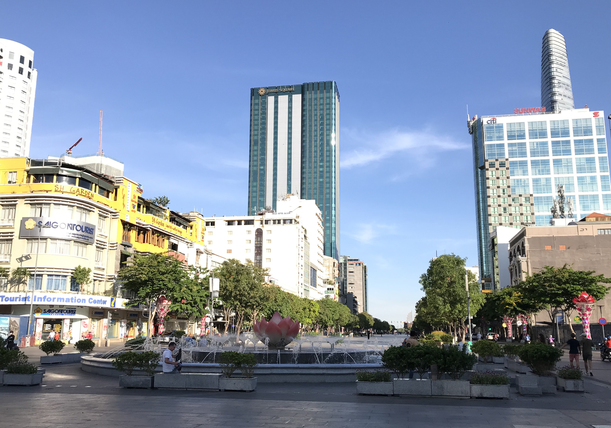 Liên tiếp xuất hiện ca nhiễm Covid-19, đường Sài Gòn vắng tanh, Vincom Đồng Khởi không một bóng người - Ảnh 11. Liên tiếp xuất hiện ca nhiễm Covid-19, đường Sài Gòn vắng tanh, Vincom Đồng Khởi không một bóng người - Ảnh 11.