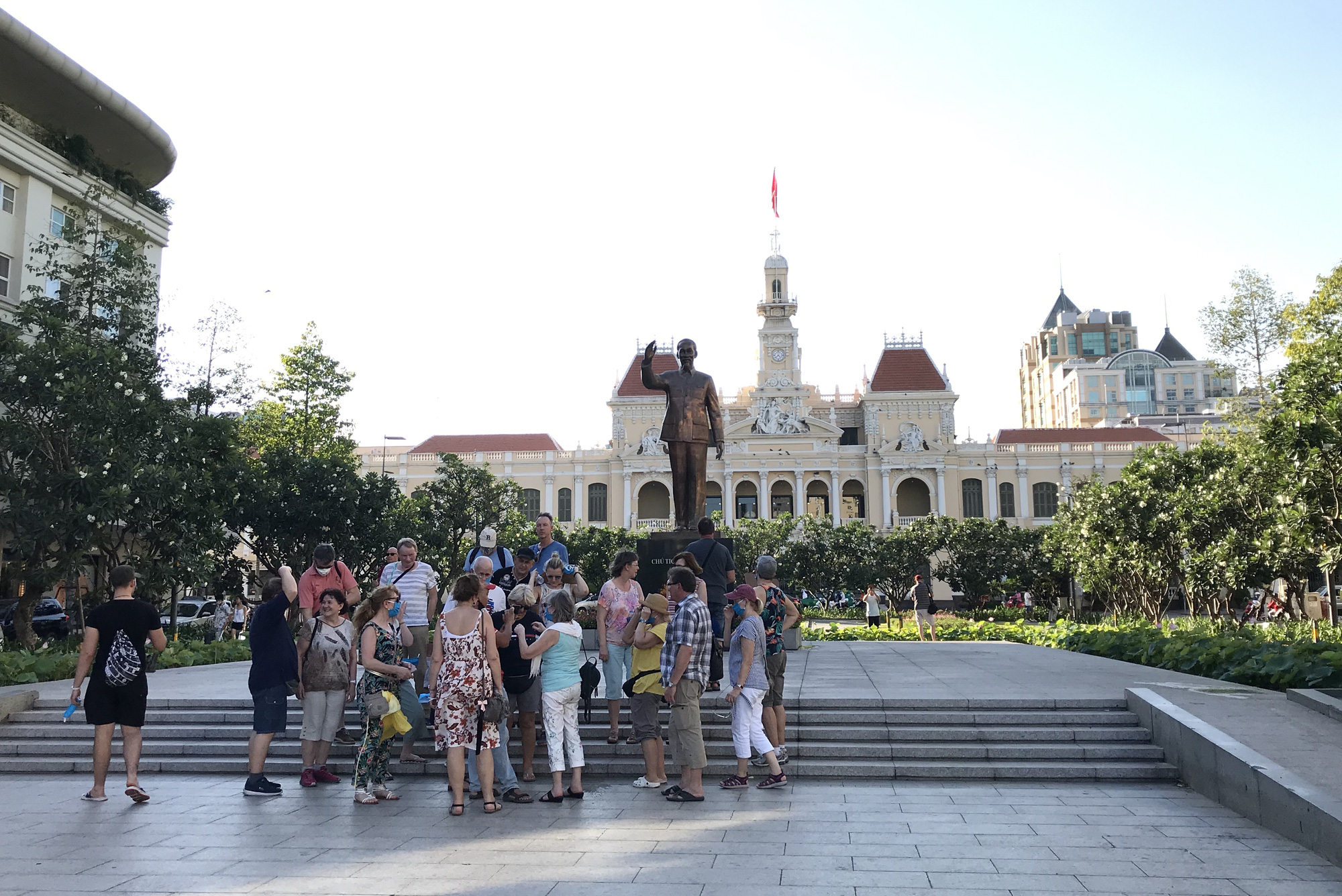 Liên tiếp xuất hiện ca nhiễm Covid-19, đường Sài Gòn vắng tanh, Vincom Đồng Khởi không một bóng người - Ảnh 12. Liên tiếp xuất hiện ca nhiễm Covid-19, đường Sài Gòn vắng tanh, Vincom Đồng Khởi không một bóng người - Ảnh 12.