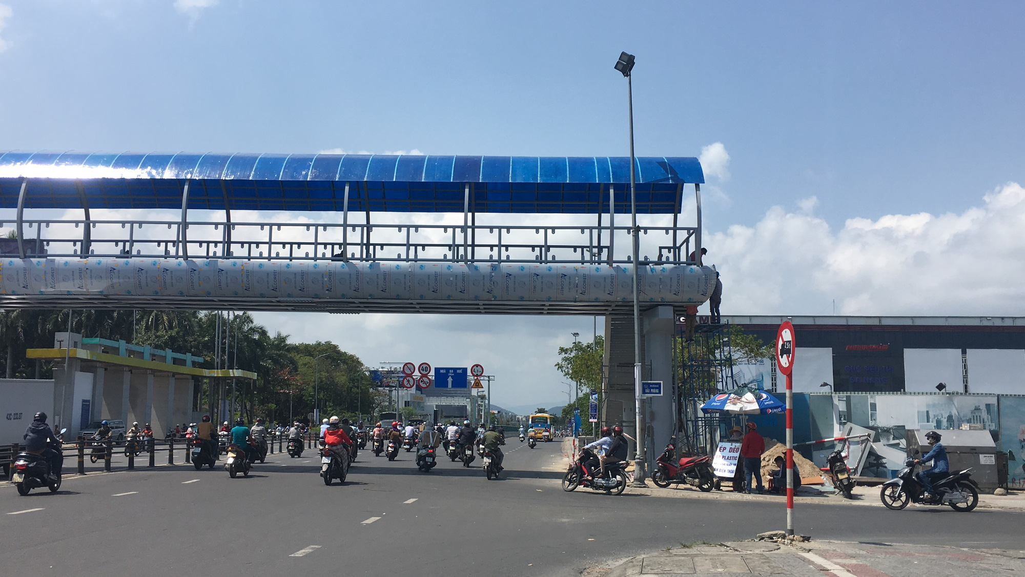 Cận cảnh cầu đi bộ tiền tỉ qua công viên 29/3 Đà Nẵng đầu tư cho người dân thụ hưởng - Ảnh 5. Cận cảnh cầu đi bộ tiền tỉ qua công viên 29/3 Đà Nẵng đầu tư cho người dân thụ hưởng - Ảnh 5.