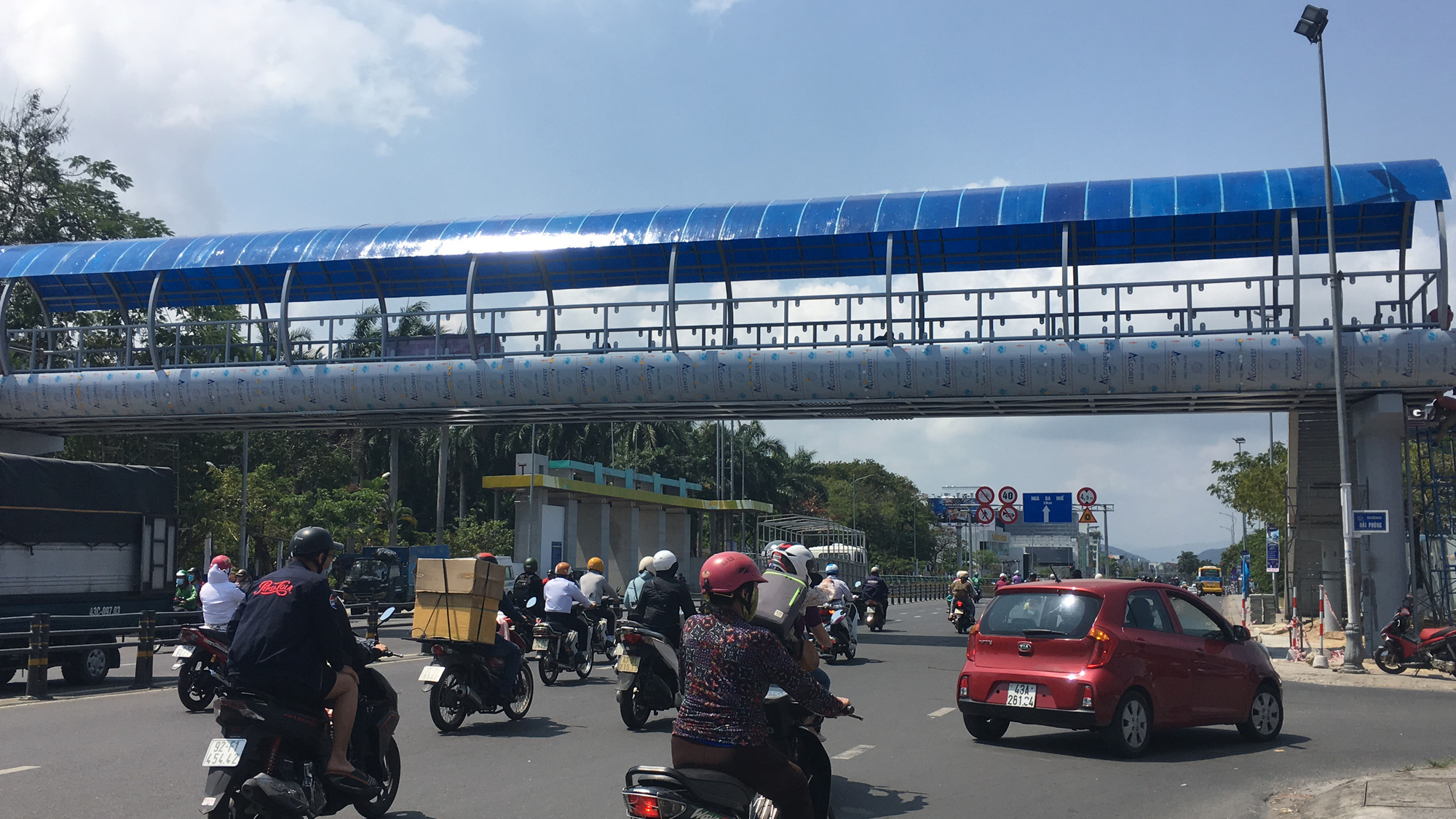 Cận cảnh cầu đi bộ tiền tỉ qua công viên 29/3 Đà Nẵng đầu tư cho người dân thụ hưởng - Ảnh 3. Cận cảnh cầu đi bộ tiền tỉ qua công viên 29/3 Đà Nẵng đầu tư cho người dân thụ hưởng - Ảnh 3.