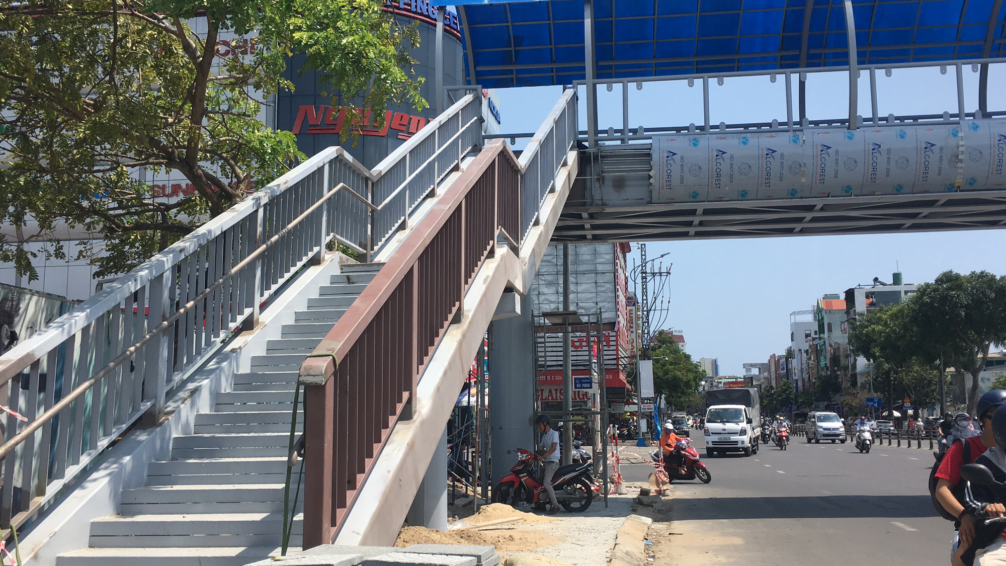 Cận cảnh cầu đi bộ tiền tỉ qua công viên 29/3 Đà Nẵng đầu tư cho người dân thụ hưởng - Ảnh 7. Cận cảnh cầu đi bộ tiền tỉ qua công viên 29/3 Đà Nẵng đầu tư cho người dân thụ hưởng - Ảnh 7.