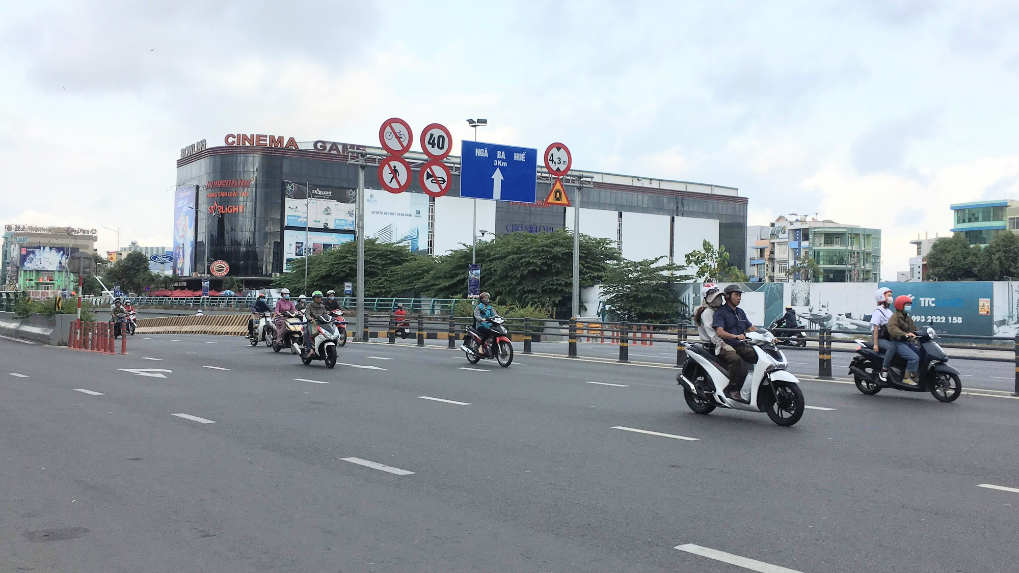 Cận cảnh cầu đi bộ tiền tỉ qua công viên 29/3 Đà Nẵng đầu tư cho người dân thụ hưởng - Ảnh 4. Cận cảnh cầu đi bộ tiền tỉ qua công viên 29/3 Đà Nẵng đầu tư cho người dân thụ hưởng - Ảnh 4.