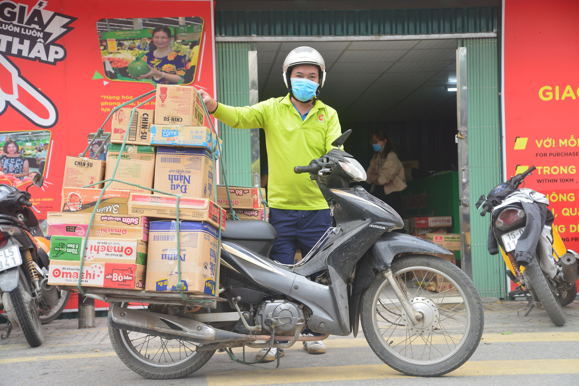 Nhiều siêu thị mở dịch vụ bán thịt, cá, rau củ... qua điện thoại - Ảnh 2. Nhiều siêu thị mở dịch vụ bán thịt, cá, rau củ... qua điện thoại - Ảnh 2.