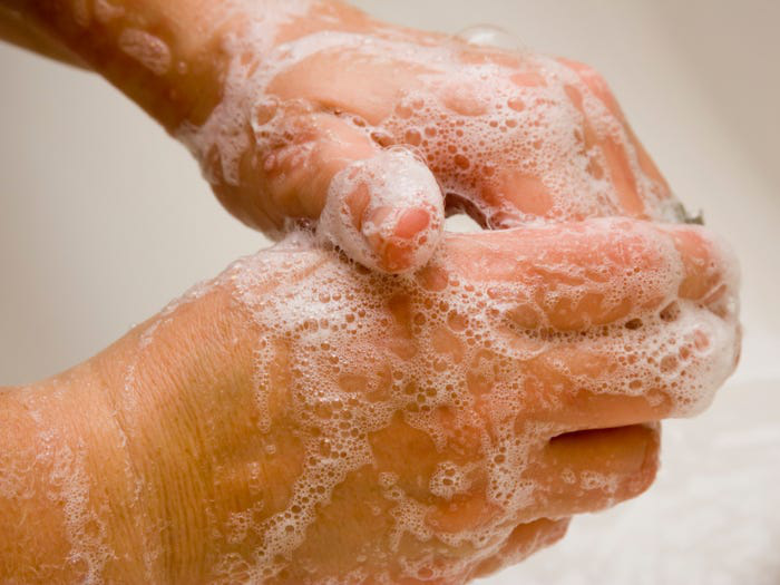 Những biện pháp giúp du khách phòng tránh virus corona trong quá trình làm thủ tục an ninh tại sân bay - Ảnh 2. Những biện pháp giúp du khách phòng tránh virus corona trong quá trình làm thủ tục an ninh tại sân bay - Ảnh 2.