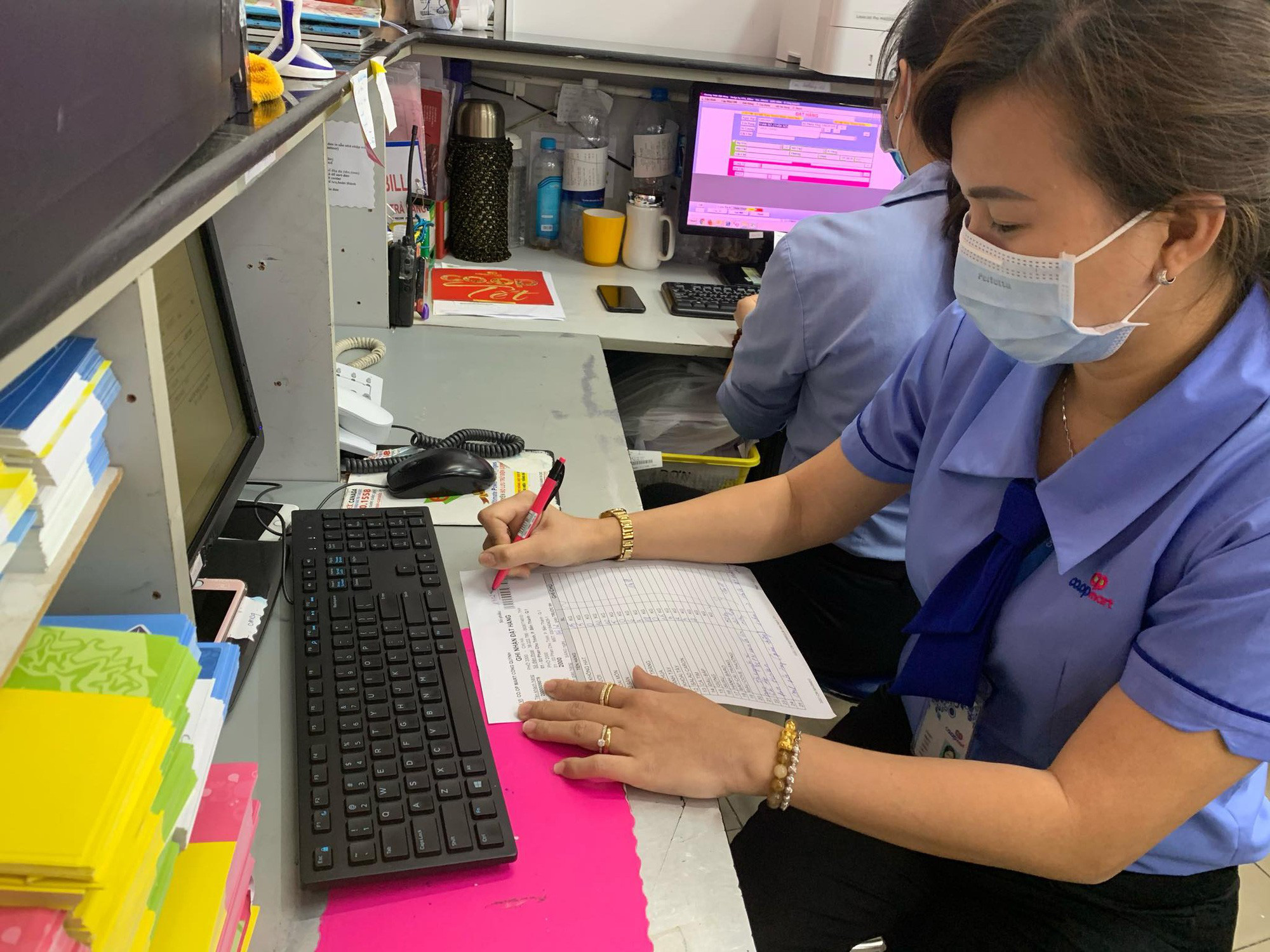 Nhiều siêu thị mở dịch vụ bán thịt, cá, rau củ... qua điện thoại - Ảnh 1. Nhiều siêu thị mở dịch vụ bán thịt, cá, rau củ... qua điện thoại - Ảnh 1.