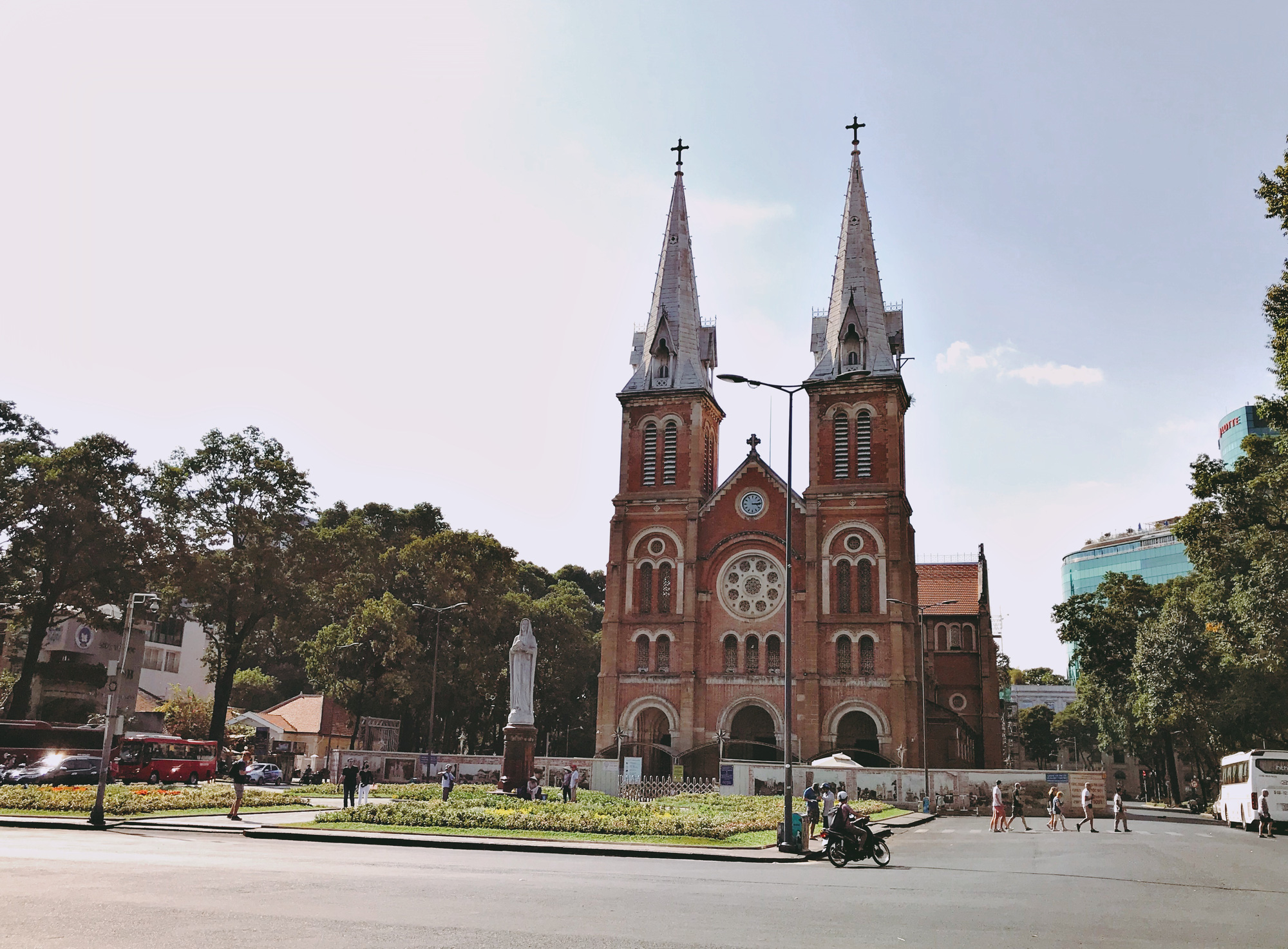 Liên tiếp xuất hiện ca nhiễm Covid-19, đường Sài Gòn vắng tanh, Vincom Đồng Khởi không một bóng người - Ảnh 4. Liên tiếp xuất hiện ca nhiễm Covid-19, đường Sài Gòn vắng tanh, Vincom Đồng Khởi không một bóng người - Ảnh 4.