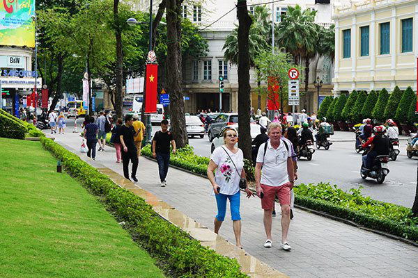 Covid-19 lan rộng, khách nước ngoài bị từ chối ở khắp nơi - Ảnh 1.