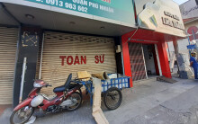 Giá mặt bằng cao ngất ngưởng, nay lại 'ngấm đòn' bởi dịch Covid-19, giới kinh doanh bán lẻ tại trung tâm TP HCM gặp khó khăn trăm bề