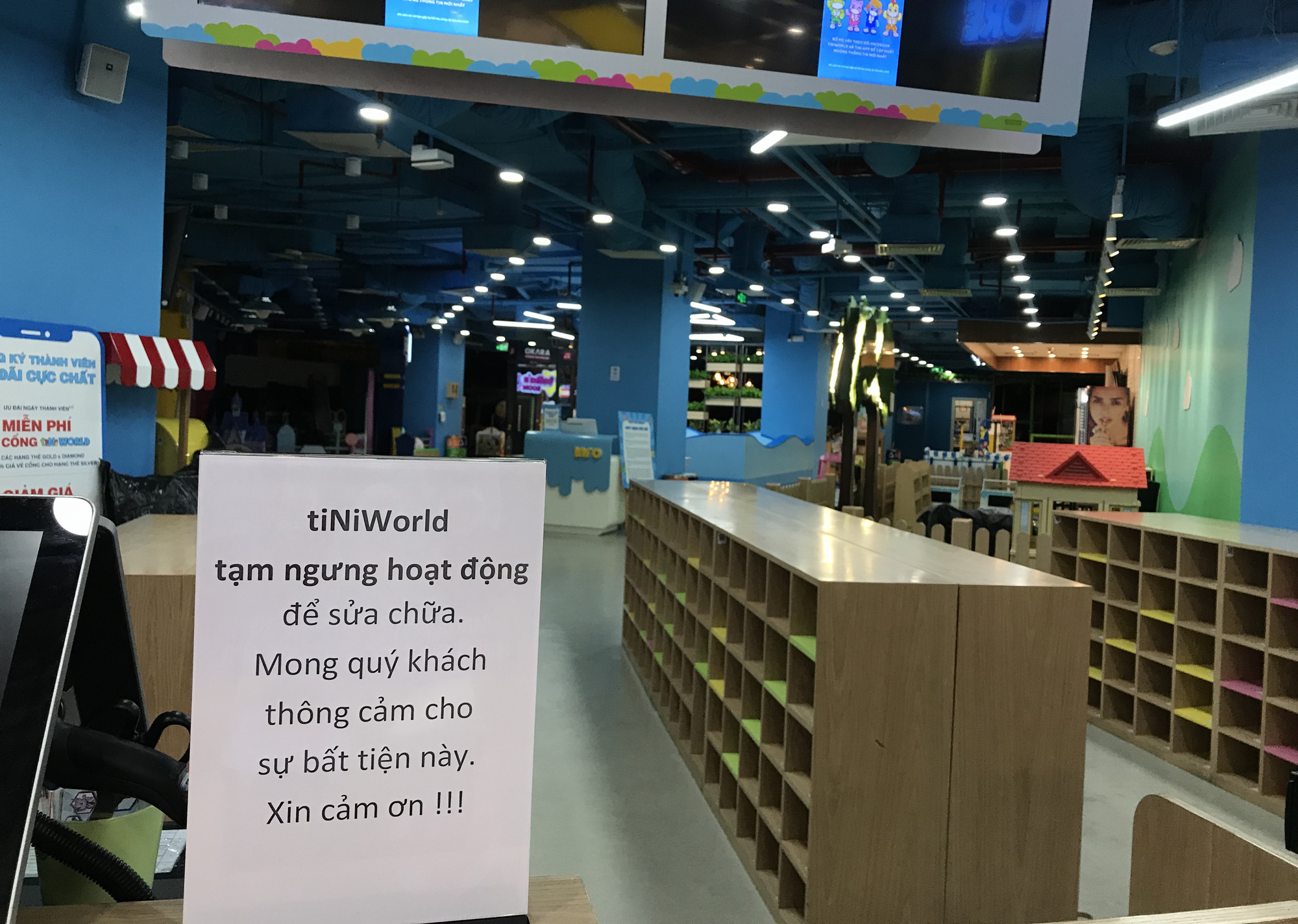 Cuối tuần, Vincom Đồng Khởi, Saigon Centre, Takashimaya vắng tanh vì nỗi lo dịch Covid-19 - Ảnh 7. Cuối tuần, Vincom Đồng Khởi, Saigon Centre, Takashimaya vắng tanh vì nỗi lo dịch Covid-19 - Ảnh 7.