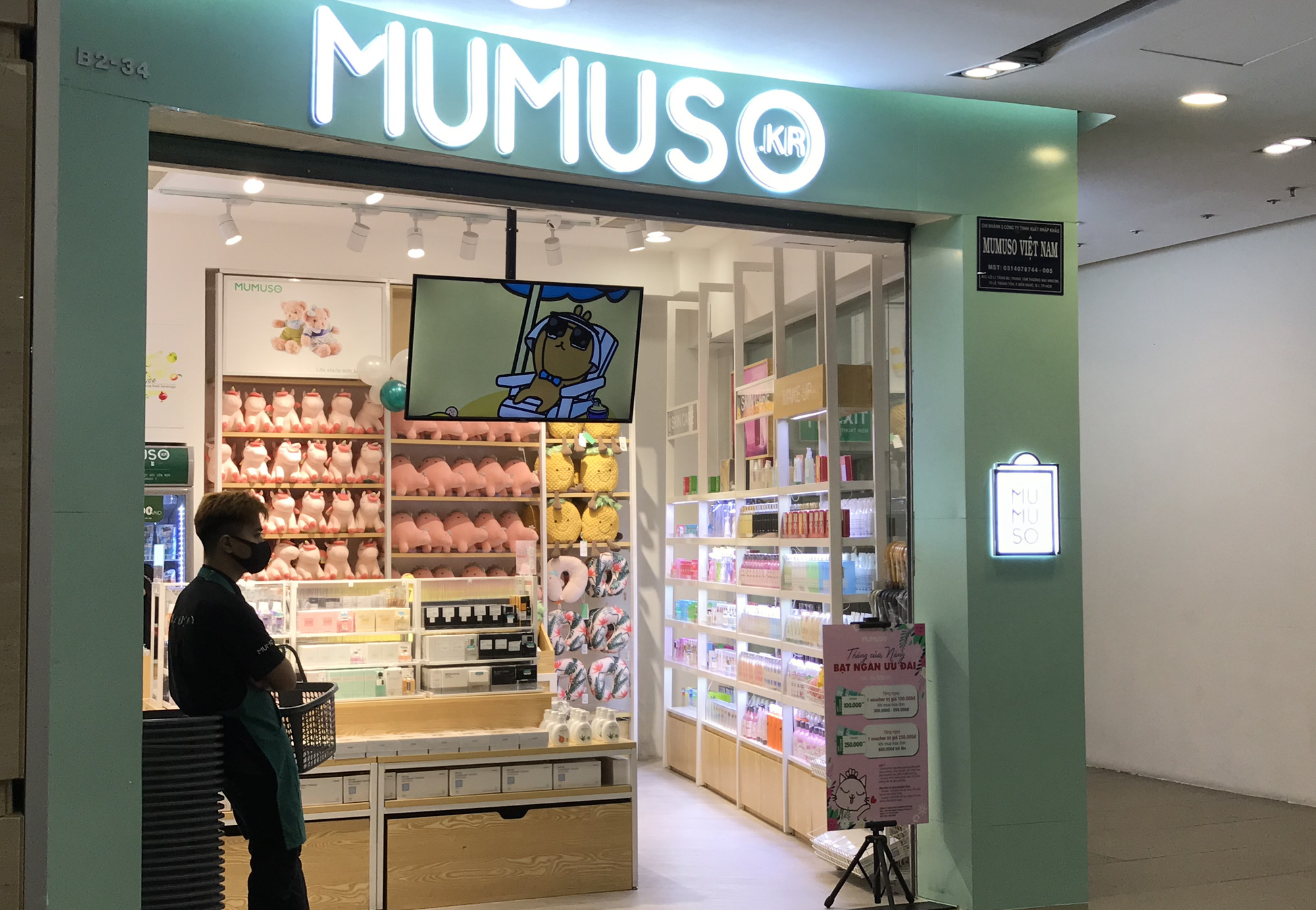 Cuối tuần, Vincom Đồng Khởi, Saigon Centre, Takashimaya vắng tanh vì nỗi lo dịch Covid-19 - Ảnh 8. Cuối tuần, Vincom Đồng Khởi, Saigon Centre, Takashimaya vắng tanh vì nỗi lo dịch Covid-19 - Ảnh 8.