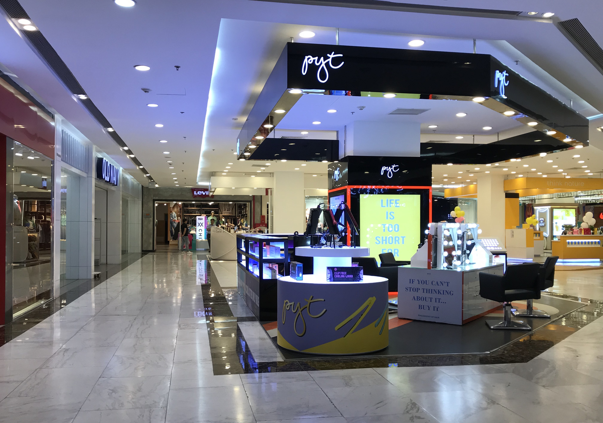 Cuối tuần, Vincom Đồng Khởi, Saigon Centre, Takashimaya vắng tanh vì nỗi lo dịch Covid-19 - Ảnh 3. Cuối tuần, Vincom Đồng Khởi, Saigon Centre, Takashimaya vắng tanh vì nỗi lo dịch Covid-19 - Ảnh 3.