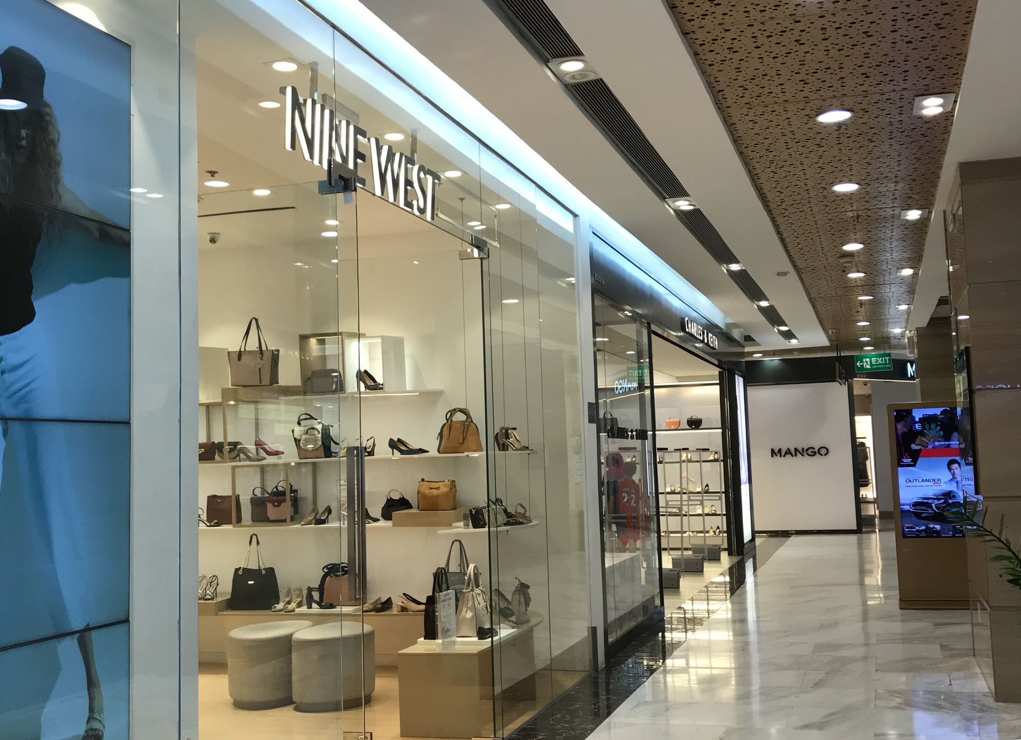 Cuối tuần, Vincom Đồng Khởi, Saigon Centre, Takashimaya vắng tanh vì nỗi lo dịch Covid-19 - Ảnh 4. Cuối tuần, Vincom Đồng Khởi, Saigon Centre, Takashimaya vắng tanh vì nỗi lo dịch Covid-19 - Ảnh 4.