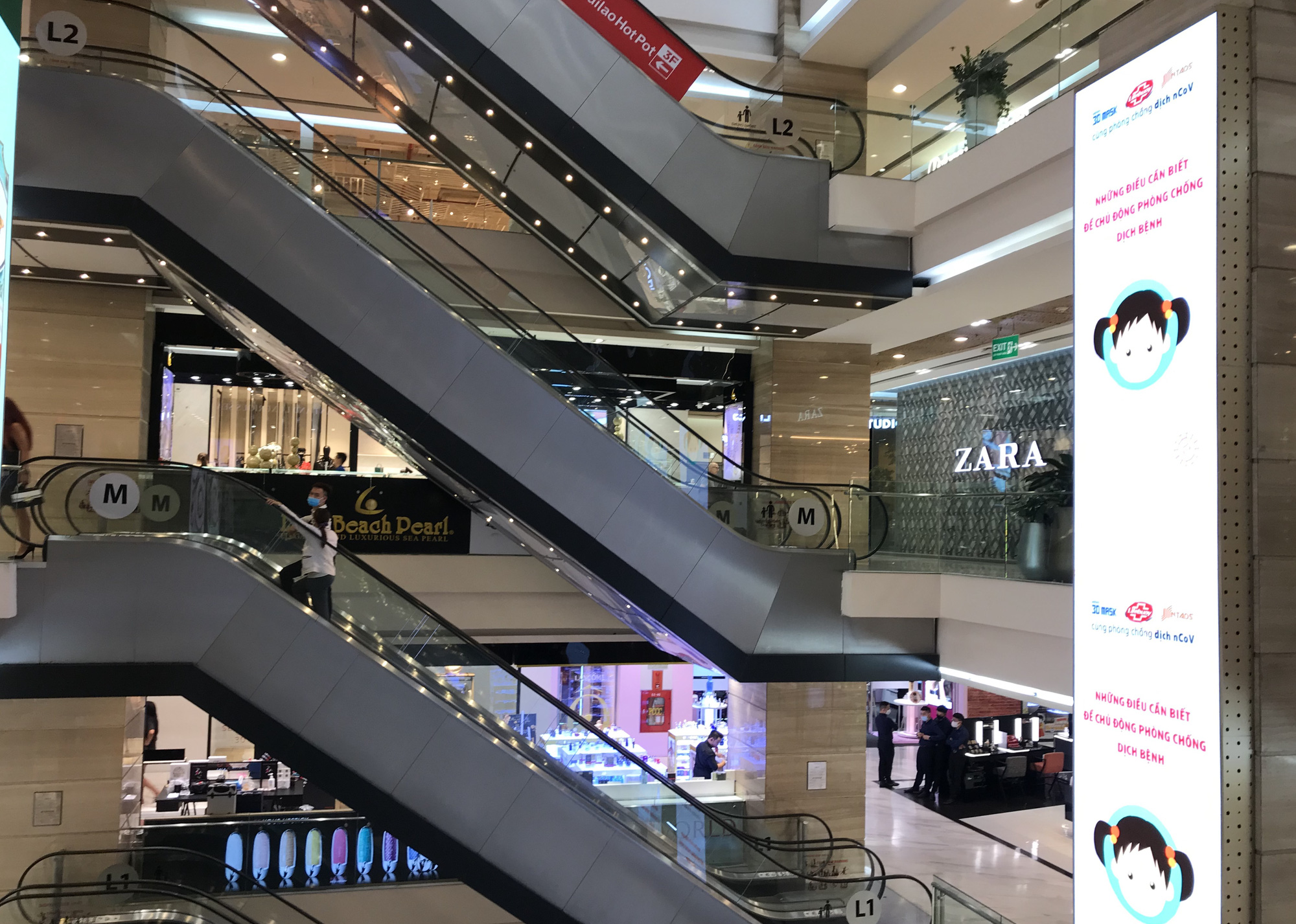 Cuối tuần, Vincom Đồng Khởi, Saigon Centre, Takashimaya vắng tanh vì nỗi lo dịch Covid-19 - Ảnh 5. Cuối tuần, Vincom Đồng Khởi, Saigon Centre, Takashimaya vắng tanh vì nỗi lo dịch Covid-19 - Ảnh 5.