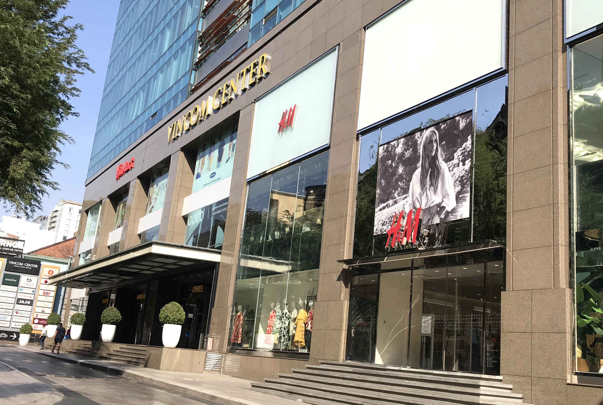 Cuối tuần, Vincom Đồng Khởi, Saigon Centre, Takashimaya vắng tanh vì nỗi lo dịch Covid-19 - Ảnh 2. Cuối tuần, Vincom Đồng Khởi, Saigon Centre, Takashimaya vắng tanh vì nỗi lo dịch Covid-19 - Ảnh 2.