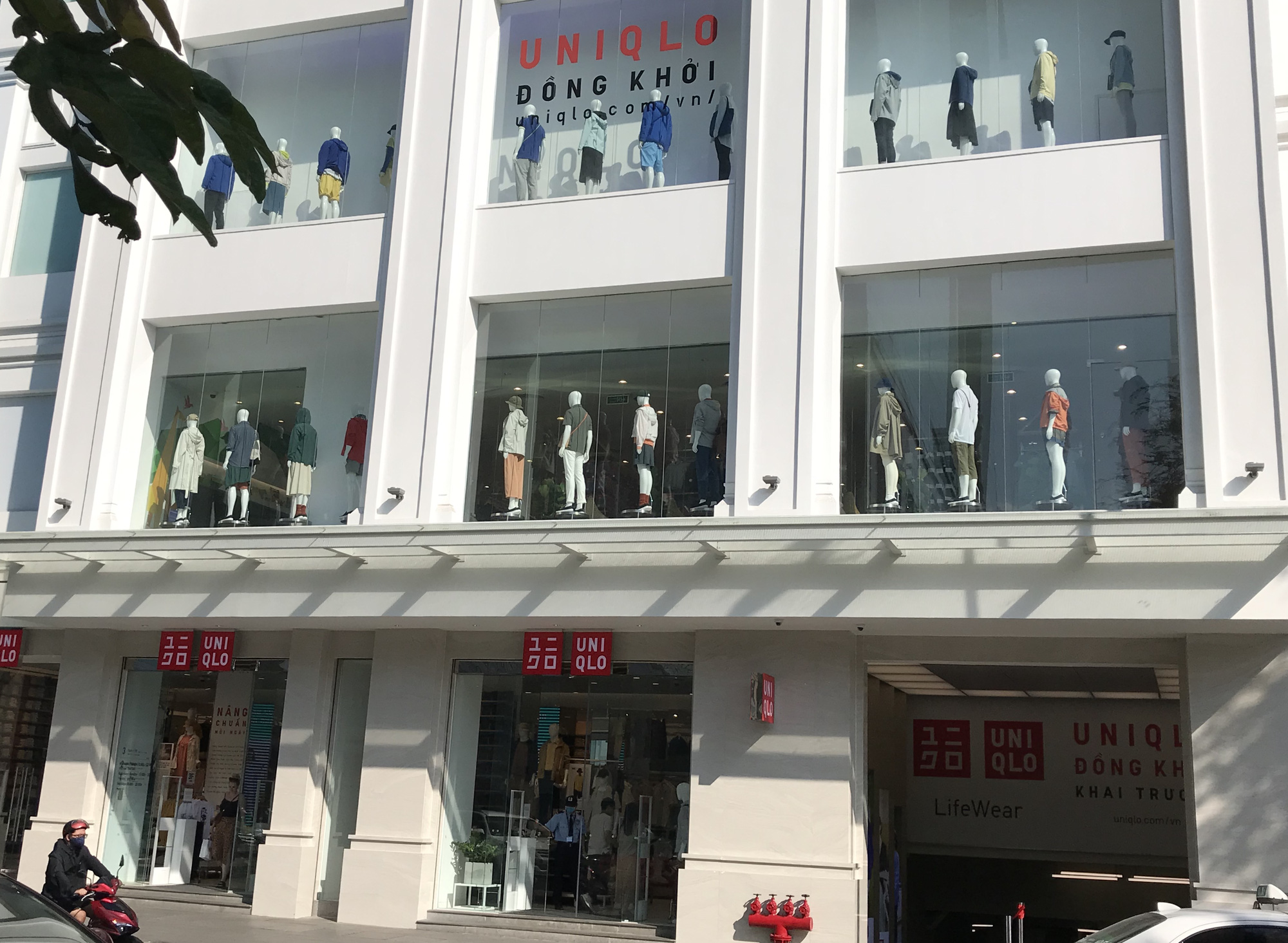 Cuối tuần, Vincom Đồng Khởi, Saigon Centre, Takashimaya vắng tanh vì nỗi lo dịch Covid-19 - Ảnh 10. Cuối tuần, Vincom Đồng Khởi, Saigon Centre, Takashimaya vắng tanh vì nỗi lo dịch Covid-19 - Ảnh 10.