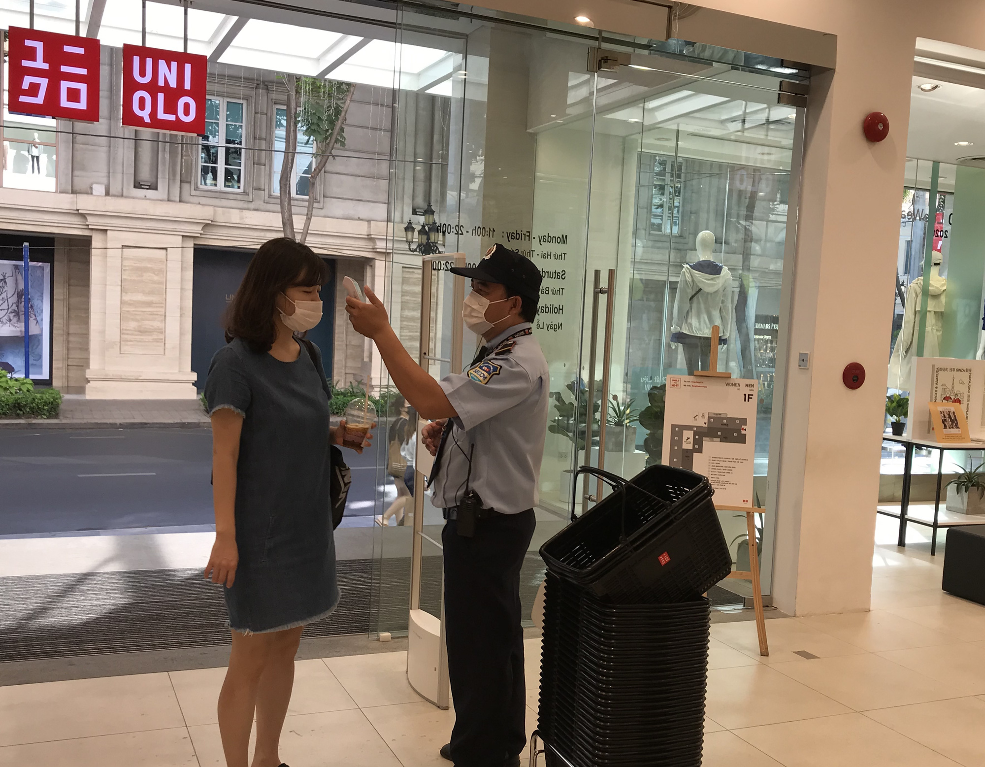 Cuối tuần, Vincom Đồng Khởi, Saigon Centre, Takashimaya vắng tanh vì nỗi lo dịch Covid-19 - Ảnh 11. Cuối tuần, Vincom Đồng Khởi, Saigon Centre, Takashimaya vắng tanh vì nỗi lo dịch Covid-19 - Ảnh 11.