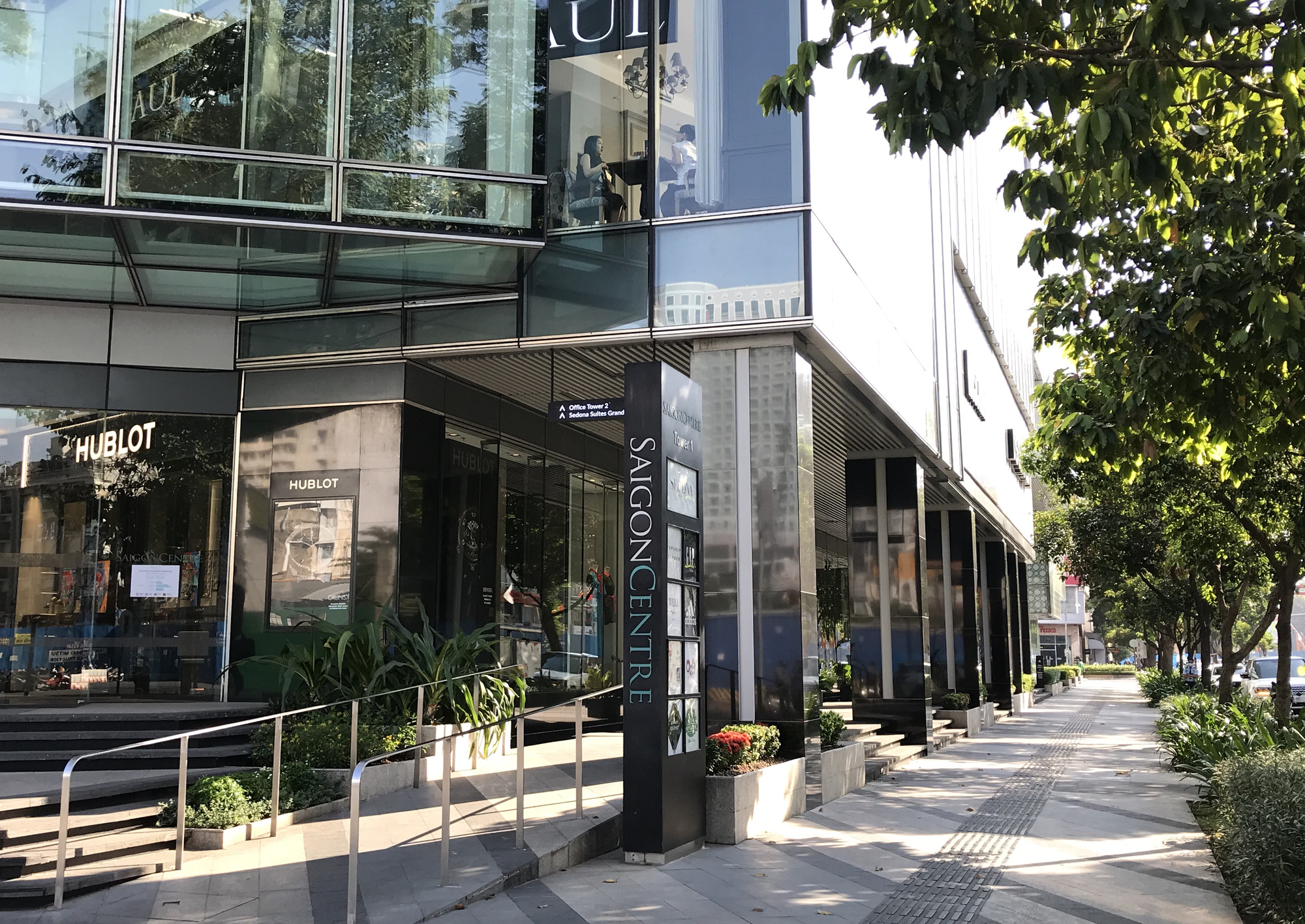 Cuối tuần, Vincom Đồng Khởi, Saigon Centre, Takashimaya vắng tanh vì nỗi lo dịch Covid-19 - Ảnh 12. Cuối tuần, Vincom Đồng Khởi, Saigon Centre, Takashimaya vắng tanh vì nỗi lo dịch Covid-19 - Ảnh 12.