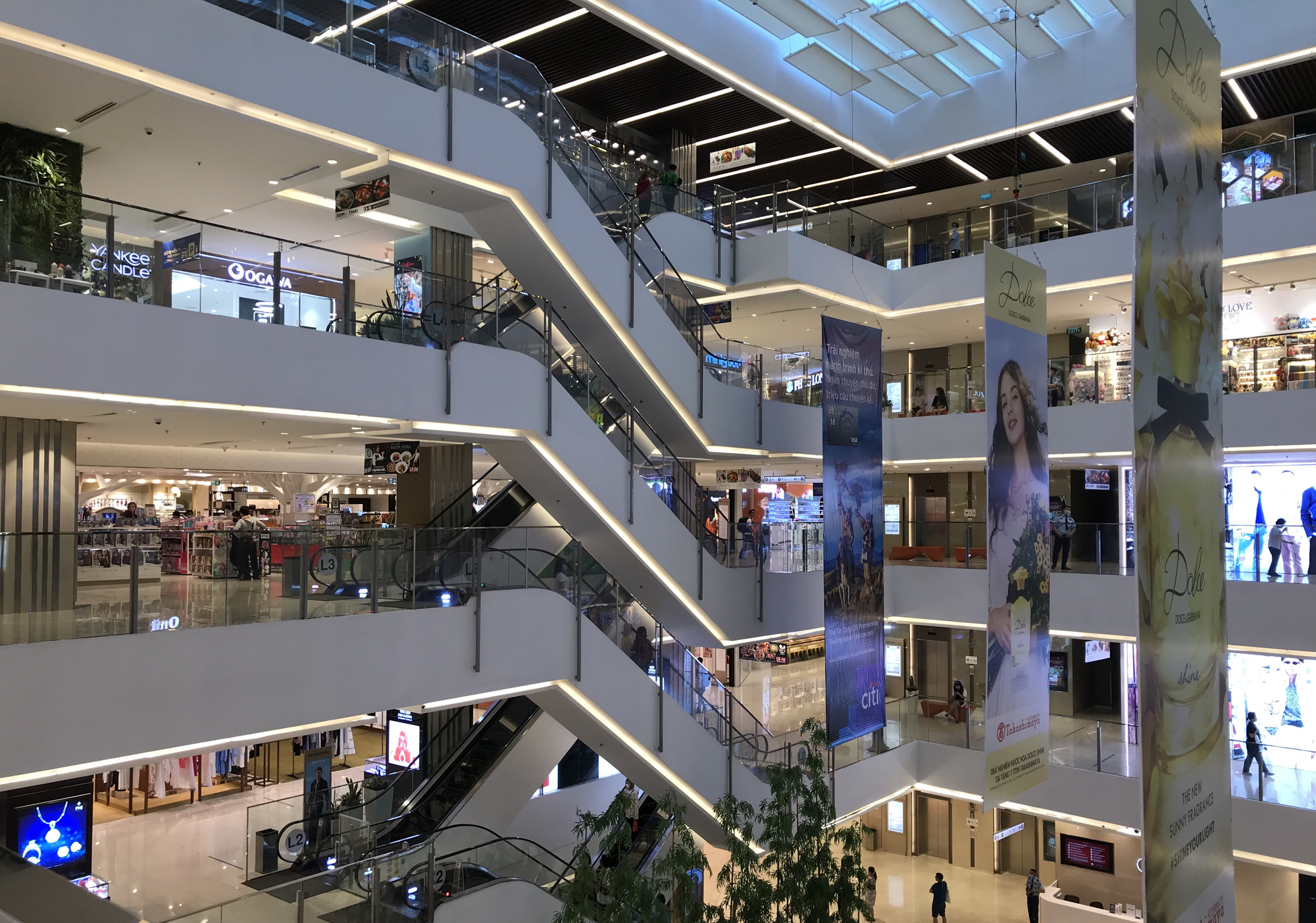 Cuối tuần, Vincom Đồng Khởi, Saigon Centre, Takashimaya vắng tanh vì nỗi lo dịch Covid-19 - Ảnh 13. Cuối tuần, Vincom Đồng Khởi, Saigon Centre, Takashimaya vắng tanh vì nỗi lo dịch Covid-19 - Ảnh 13.