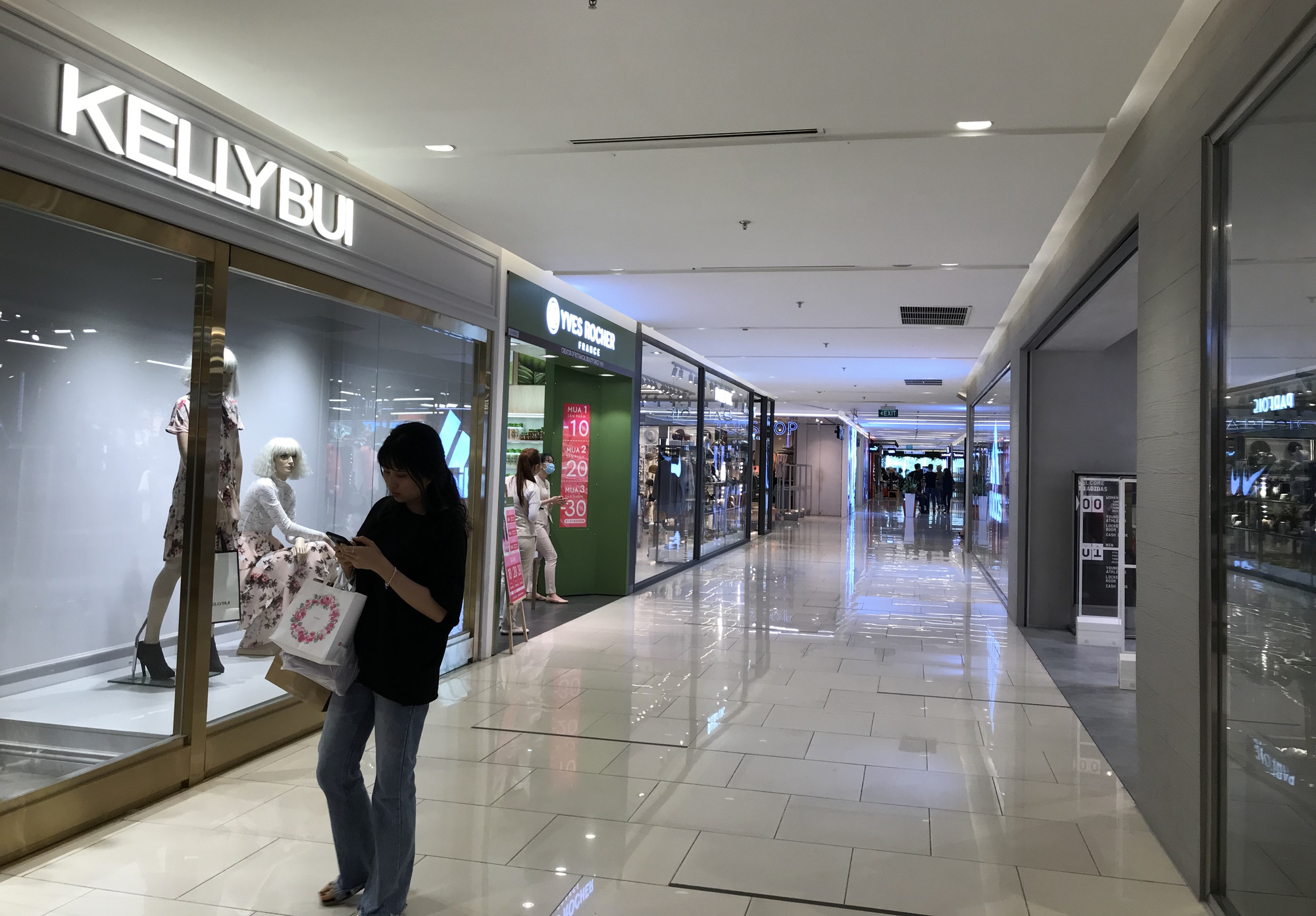 Cuối tuần, Vincom Đồng Khởi, Saigon Centre, Takashimaya vắng tanh vì nỗi lo dịch Covid-19 - Ảnh 15. Cuối tuần, Vincom Đồng Khởi, Saigon Centre, Takashimaya vắng tanh vì nỗi lo dịch Covid-19 - Ảnh 15.