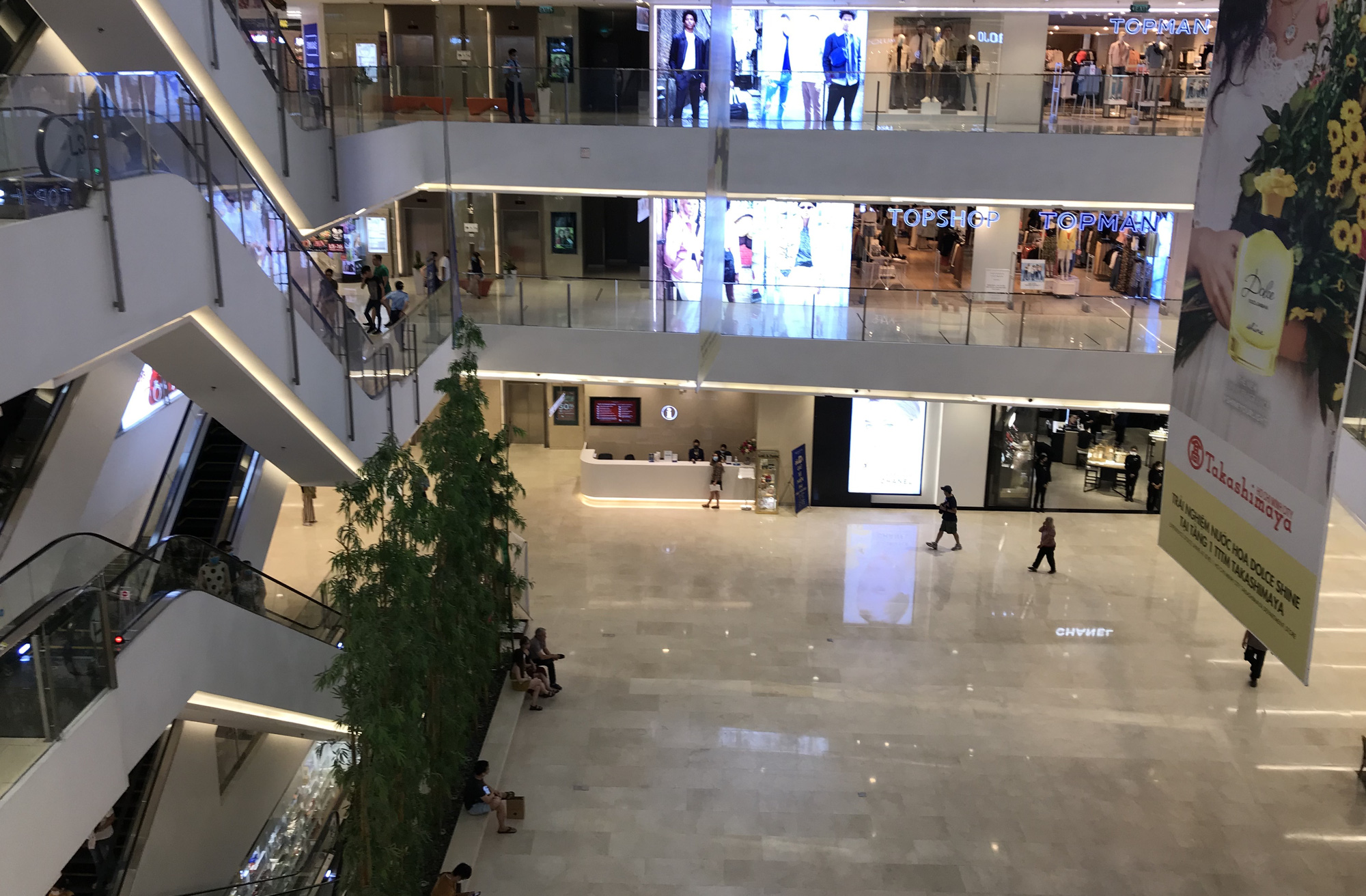 Cuối tuần, Vincom Đồng Khởi, Saigon Centre, Takashimaya vắng tanh vì nỗi lo dịch Covid-19 - Ảnh 14. Cuối tuần, Vincom Đồng Khởi, Saigon Centre, Takashimaya vắng tanh vì nỗi lo dịch Covid-19 - Ảnh 14.