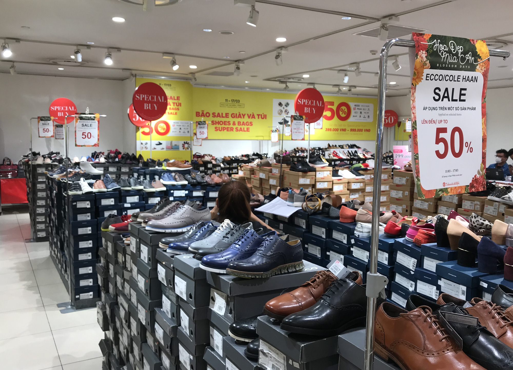 Cuối tuần, Vincom Đồng Khởi, Saigon Centre, Takashimaya vắng tanh vì nỗi lo dịch Covid-19 - Ảnh 16. Cuối tuần, Vincom Đồng Khởi, Saigon Centre, Takashimaya vắng tanh vì nỗi lo dịch Covid-19 - Ảnh 16.