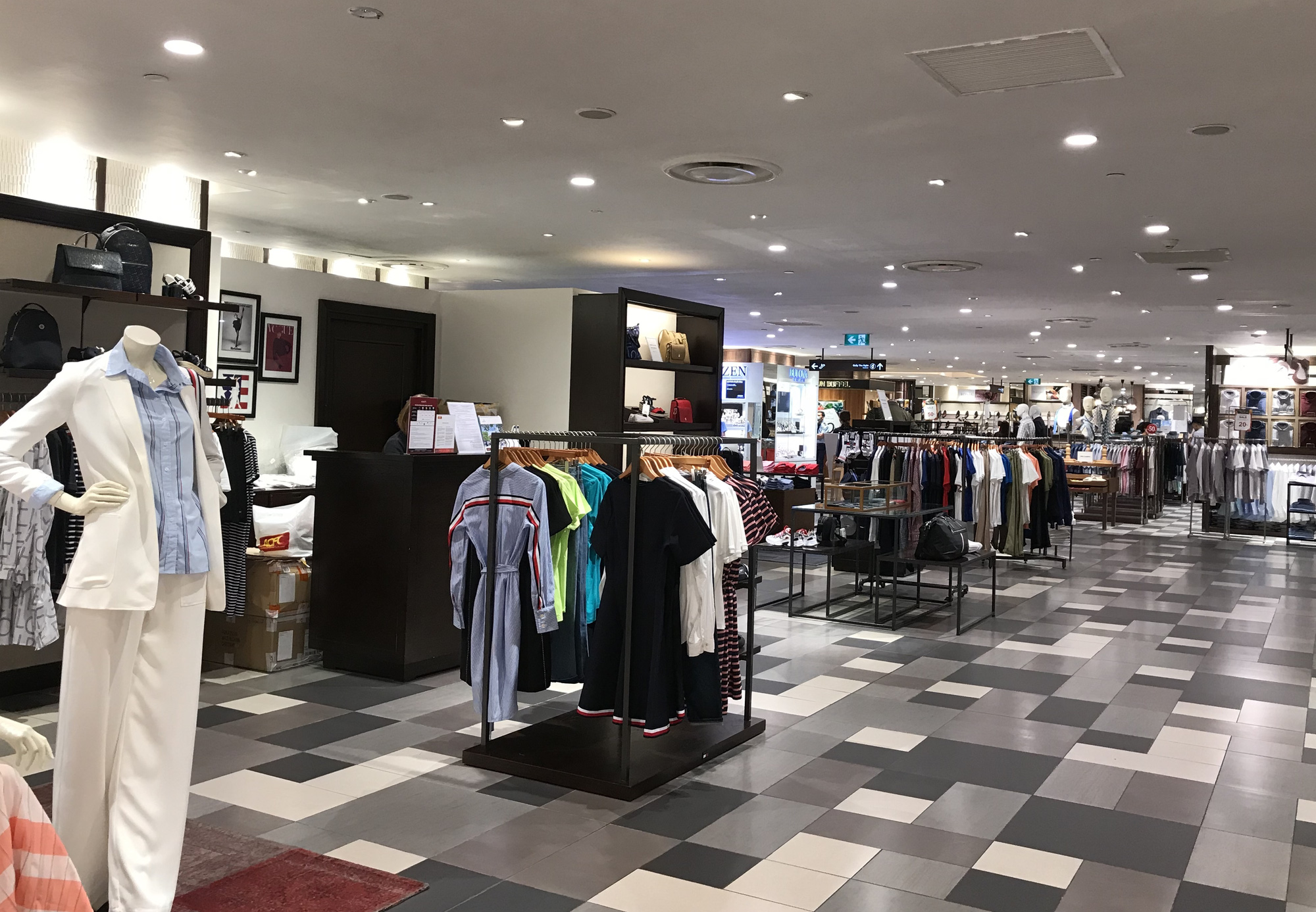 Cuối tuần, Vincom Đồng Khởi, Saigon Centre, Takashimaya vắng tanh vì nỗi lo dịch Covid-19 - Ảnh 1. Cuối tuần, Vincom Đồng Khởi, Saigon Centre, Takashimaya vắng tanh vì nỗi lo dịch Covid-19 - Ảnh 1.