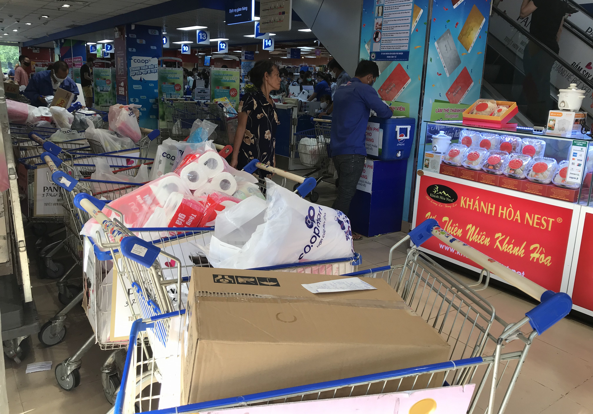 Trái ngược cảnh vắng tanh tại Vincom Đồng Khởi, Saigon Centre... siêu thị Sài Gòn cuối tuần bán mỏi tay - Ảnh 8. Trái ngược cảnh vắng tanh tại Vincom Đồng Khởi, Saigon Centre... siêu thị Sài Gòn cuối tuần bán mỏi tay - Ảnh 8.