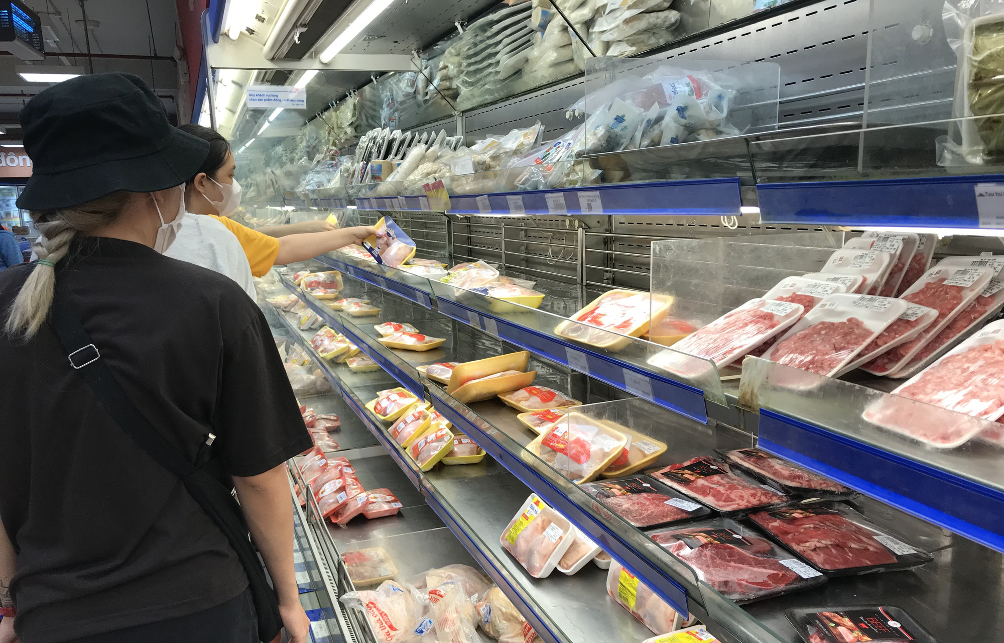 Trái ngược cảnh vắng tanh tại Vincom Đồng Khởi, Saigon Centre... siêu thị Sài Gòn cuối tuần bán mỏi tay - Ảnh 5. Trái ngược cảnh vắng tanh tại Vincom Đồng Khởi, Saigon Centre... siêu thị Sài Gòn cuối tuần bán mỏi tay - Ảnh 5.