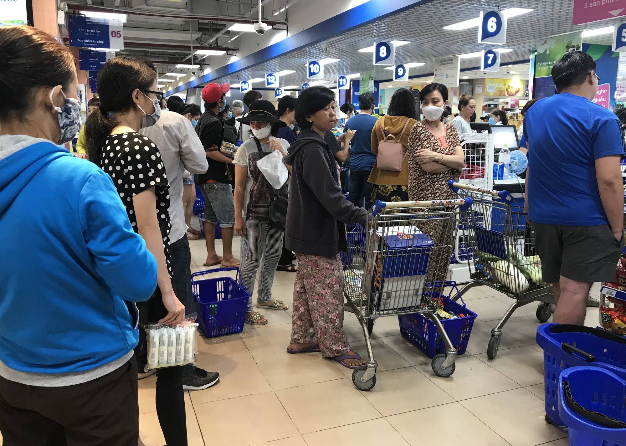 Trái ngược cảnh vắng tanh tại Vincom Đồng Khởi, Saigon Centre... siêu thị Sài Gòn cuối tuần bán mỏi tay - Ảnh 2. Trái ngược cảnh vắng tanh tại Vincom Đồng Khởi, Saigon Centre... siêu thị Sài Gòn cuối tuần bán mỏi tay - Ảnh 2.