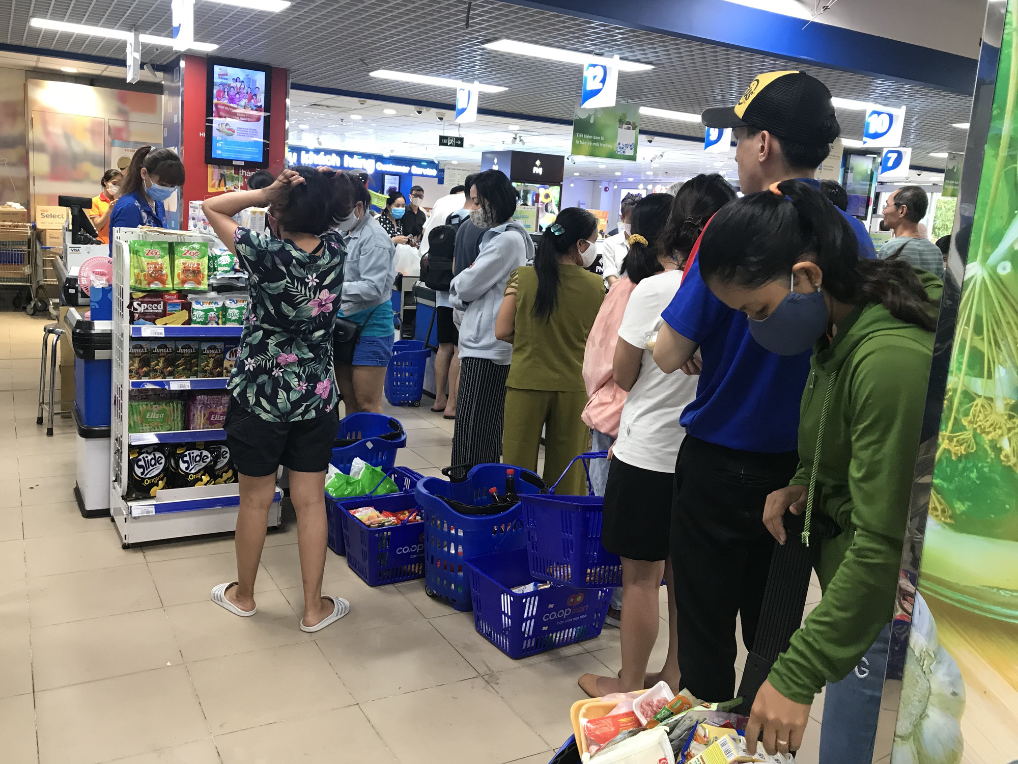 Trái ngược cảnh vắng tanh tại Vincom Đồng Khởi, Saigon Centre... siêu thị Sài Gòn cuối tuần bán mỏi tay - Ảnh 7. Trái ngược cảnh vắng tanh tại Vincom Đồng Khởi, Saigon Centre... siêu thị Sài Gòn cuối tuần bán mỏi tay - Ảnh 7.