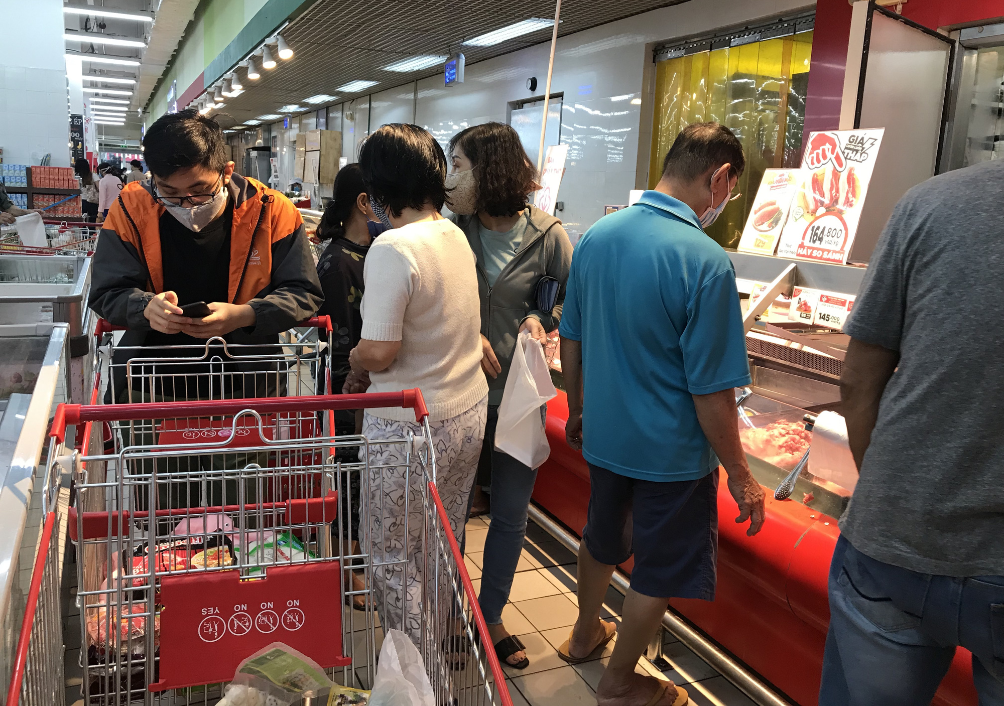 Trái ngược cảnh vắng tanh tại Vincom Đồng Khởi, Saigon Centre... siêu thị Sài Gòn cuối tuần bán mỏi tay - Ảnh 12. Trái ngược cảnh vắng tanh tại Vincom Đồng Khởi, Saigon Centre... siêu thị Sài Gòn cuối tuần bán mỏi tay - Ảnh 12.