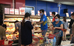Các siêu thị Sài Gòn bán hàng mỏi tay ngày cuối tuần, trái ngược cảnh vắng ngắt chưa từng có tại trung tâm thương mại