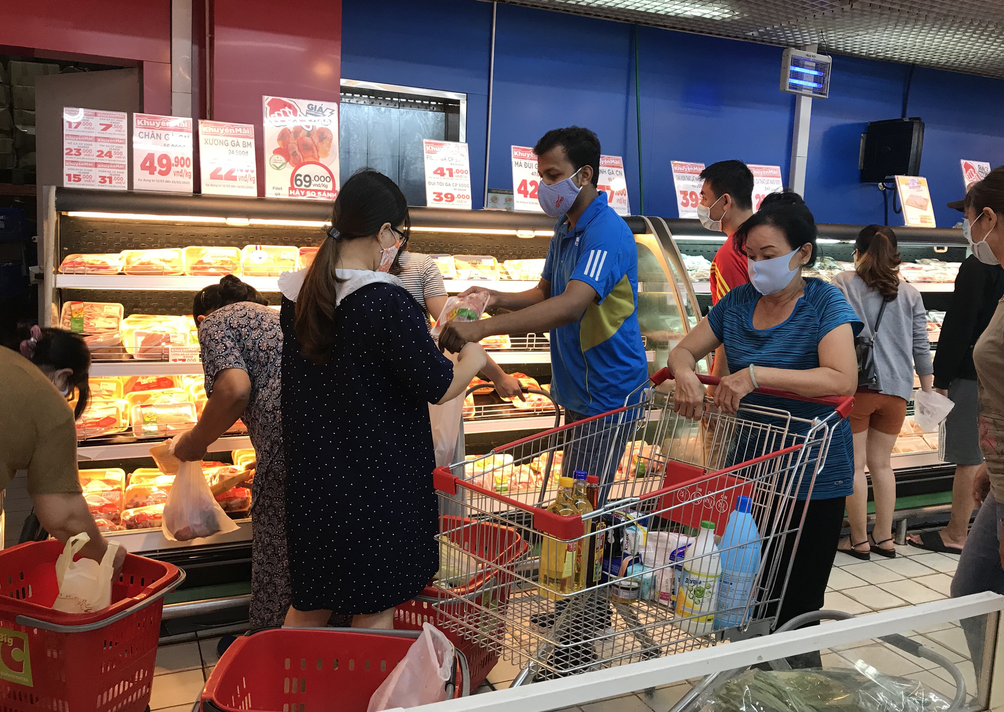 Trái ngược cảnh vắng tanh tại Vincom Đồng Khởi, Saigon Centre... siêu thị Sài Gòn cuối tuần bán mỏi tay - Ảnh 9. Trái ngược cảnh vắng tanh tại Vincom Đồng Khởi, Saigon Centre... siêu thị Sài Gòn cuối tuần bán mỏi tay - Ảnh 9.