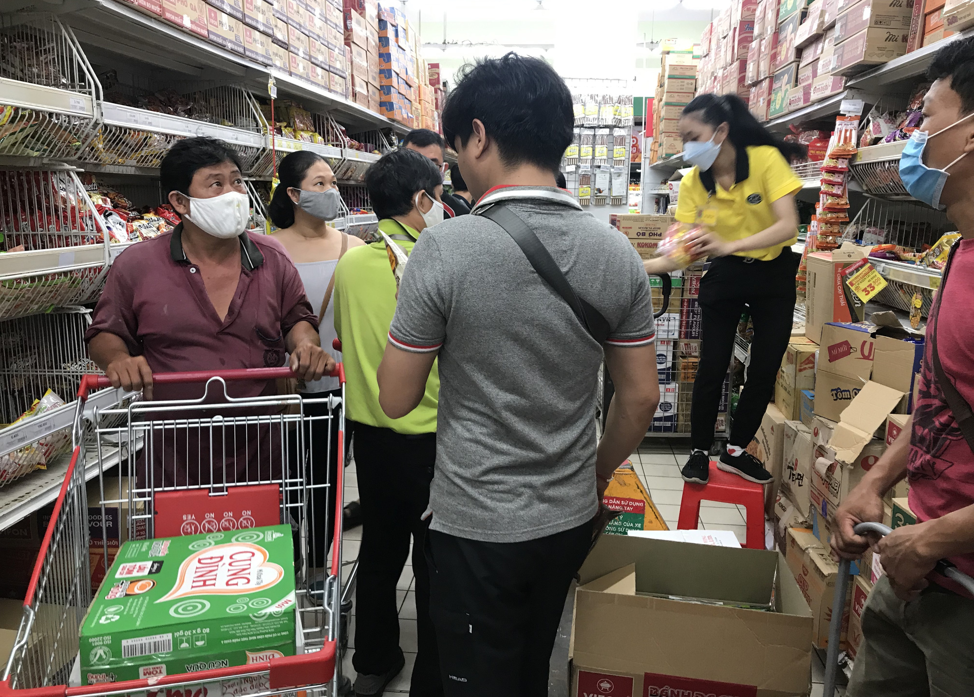 Bộ trưởng Trần Tuấn Anh: Đủ hàng hoá, thực phẩm thiết yếu ngay cả trường hợp cách li một thành phố - Ảnh 3. Bộ trưởng Trần Tuấn Anh: Đủ hàng hoá, thực phẩm thiết yếu ngay cả trường hợp cách li một thành phố - Ảnh 3.